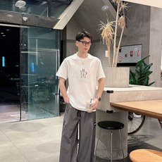蒙*Moncler 25SS春夏新款首发专柜最新款短袖圆领T恤 高端订制 设计前卫时尚!品牌logo重工 蒙*Moncler 25SS春夏新款首发专柜最新款短袖圆领T恤 高端订制 设计前卫时尚!品牌logo重工