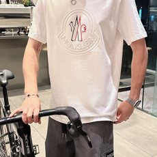 蒙*Moncler 25SS春夏新款首发专柜最新款短袖圆领T恤 高端订制 设计前卫时尚!品牌logo重工 蒙*Moncler 25SS春夏新款首发专柜最新款短袖圆领T恤 高端订制 设计前卫时尚!品牌logo重工