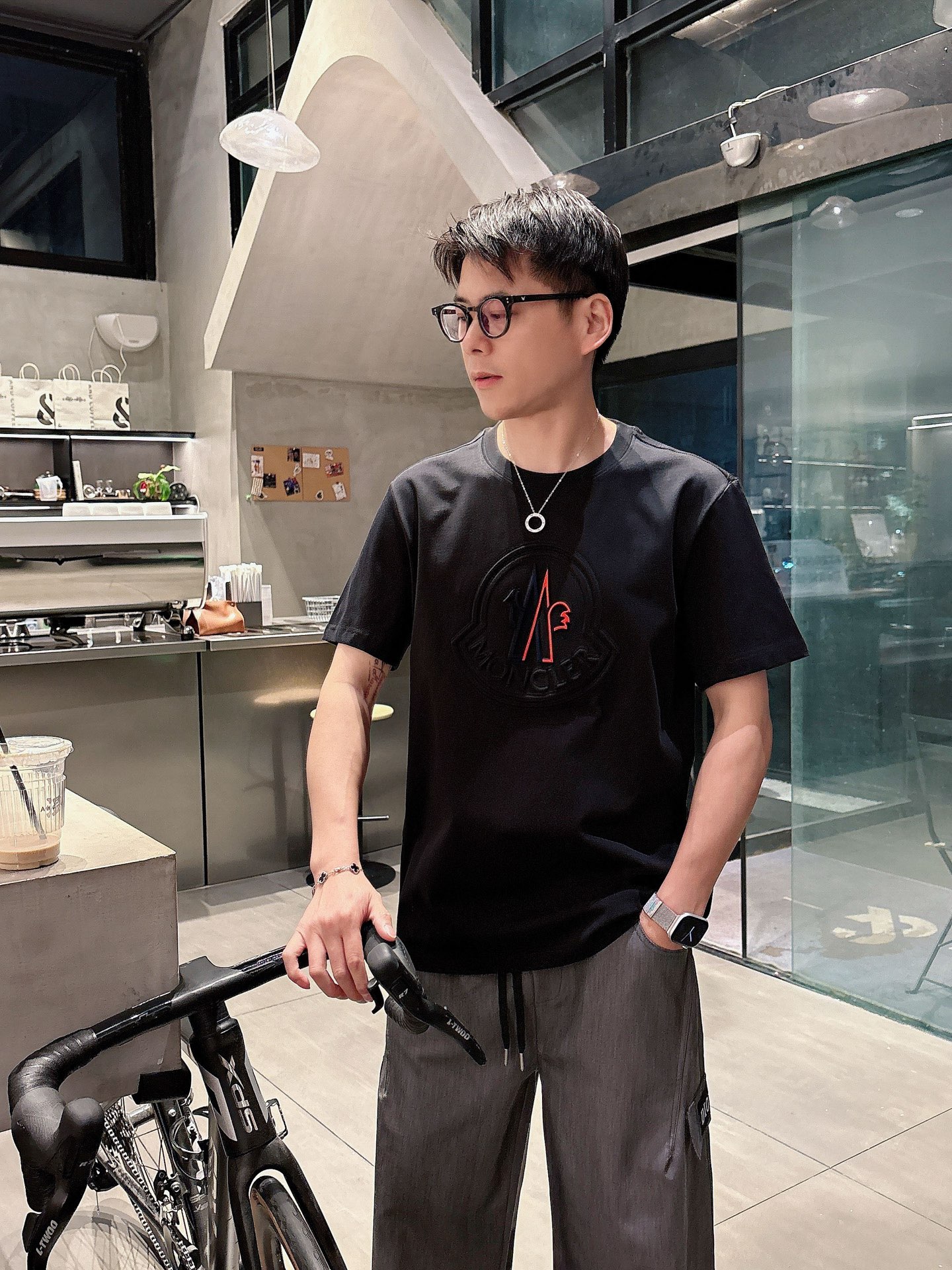 NO:461905,Moncler 25SS spring and summer new style first-time counter latest short-sleeved round-neck T-shirt, high-end customization, avant-garde and fashionable design!  Brand logo heavy craft design, high-end custom fabric, soft feel, comfortable to wear, imported high-end fabrics are very delicate, the details and craftsmanship are exquisite, the counter-level exquisite car line, fine workmanship, extremely shaping, can be matched with any fashion, super good style, a must-have item for trendy men Color white and black Size S-XXL Size reference S-Size shoulder width 45 bust 101 length 68 M-Size shoulder width 46 bust 105 long 70 L-Size shoulder width 47 bust 109 long 72 XL-Size shoulder width 48 bust 113 long 74 XXL-Size shoulder width 49 bust 117 long 76, T-shirt,tees,t-shirt,alexander wang19860909蒙*Moncler 25SS春夏新款首发专柜最新款短袖圆领T恤 高端订制 设计前卫时尚！品牌logo重工艺设计,高端定制面料,手感柔软,穿着舒适,客供进口高档面料质感非常细腻,细节工艺精湛考究,专柜级别精致车线,做工精细,塑造性极高的一款单品,任何时装都可以搭配,版型超级好,潮男必备单品 颜色白色、黑色 尺码S-XXL 尺寸参考 S码肩宽45胸围101衣长68 M码肩宽46胸围105衣长70 L码肩宽47胸围109衣长72 XL码肩宽48胸围113衣长74 XXL码肩宽49胸围117衣长76,,T-shirt,tees，t-shirt,alexander wang,Men's clothing