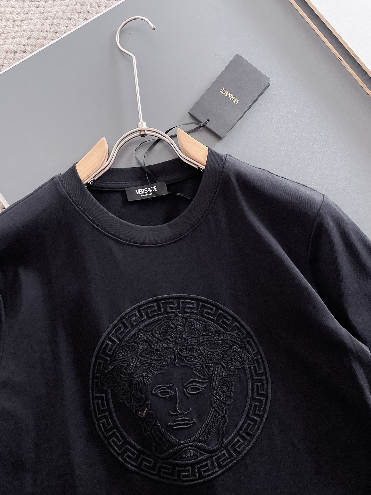 范思*Versace 25SS春夏新款首发专柜最新款短袖圆领T恤 高端订制 设计前卫时尚!品牌logo