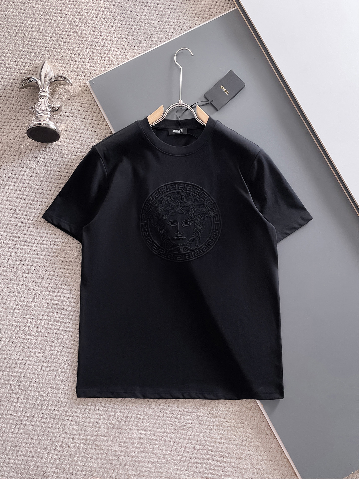 范思*Versace 25SS春夏新款首发专柜最新款短袖圆领T恤 高端订制 设计前卫时尚!品牌logo