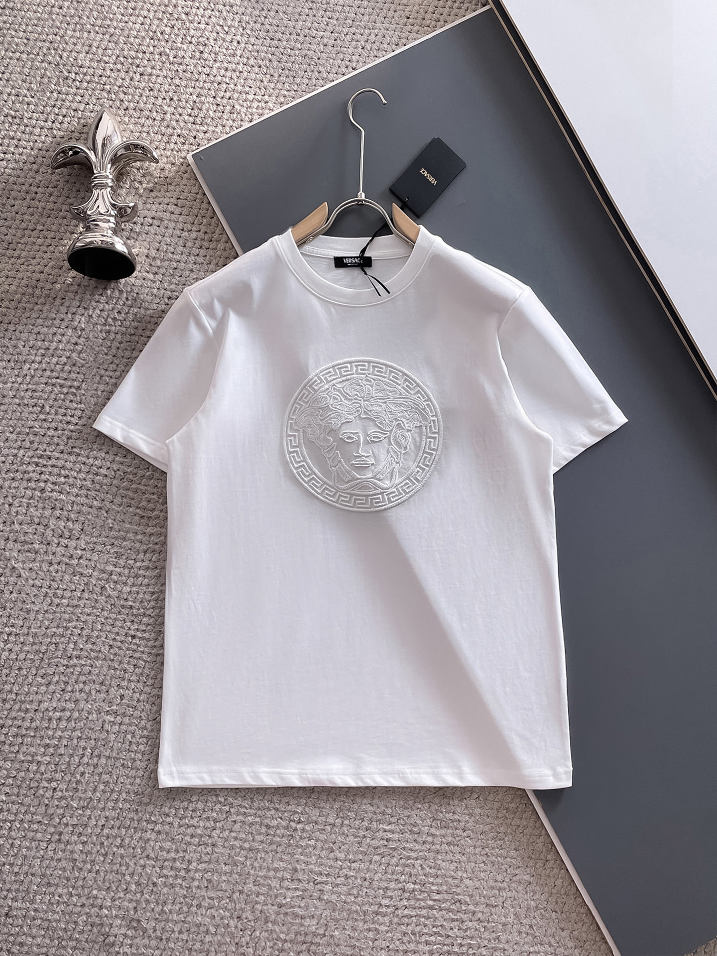 范思*Versace 25SS春夏新款首发专柜最新款短袖圆领T恤 高端订制 设计前卫时尚!品牌logo
