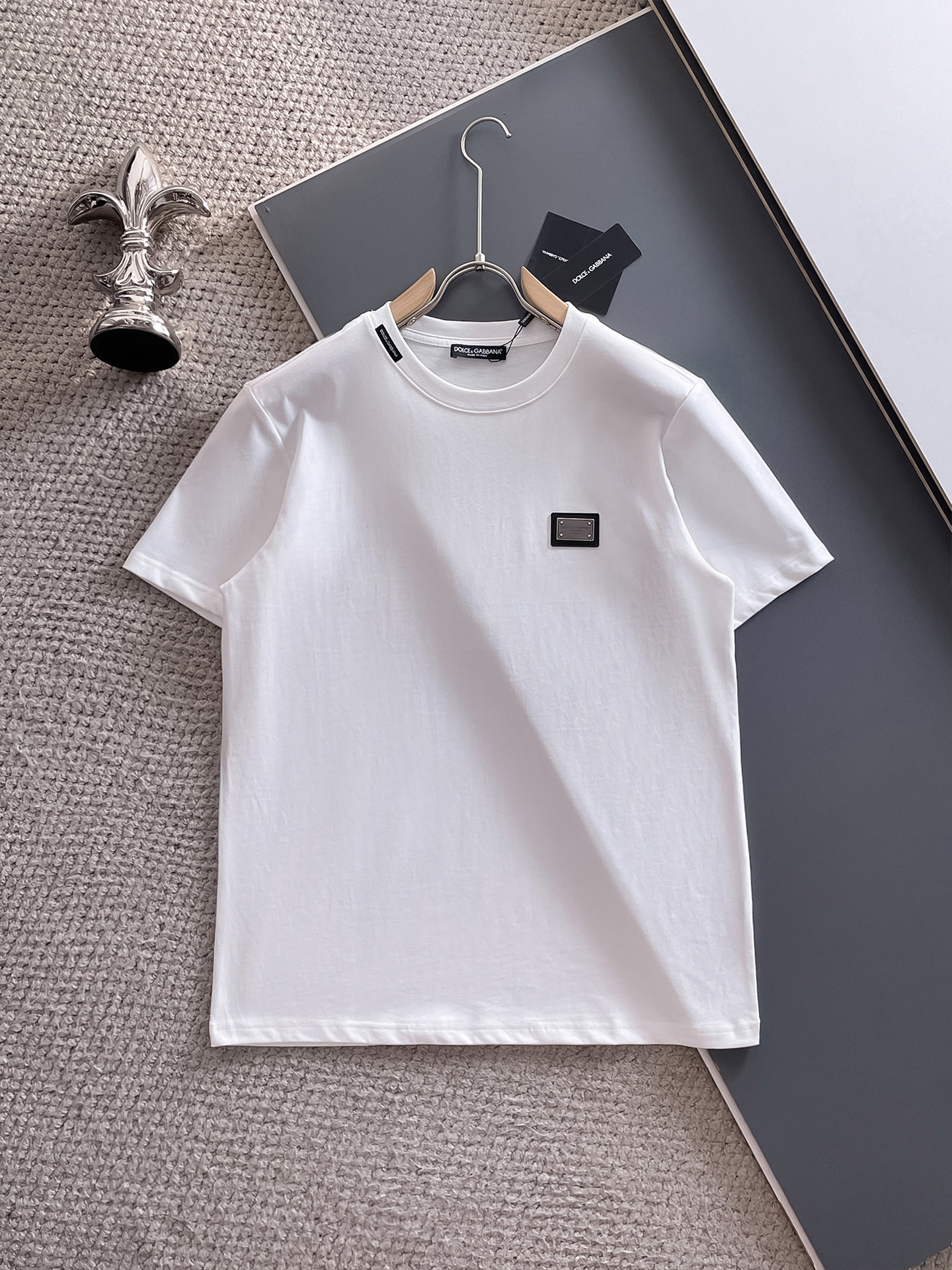 NO:492036,Dolce & Gabban*D&G 25SS spring and summer new style first-time counter latest short-sleeved round-neck T-shirt, high-end customization, avant-garde and fashionable design!  Brand logo heavy craft design, high-end custom fabric, soft feel, comfortable to wear, imported high-end fabrics are very delicate, the details are exquisite and exquisite, the counter-level exquisite car line, fine workmanship, extremely shaping item, any fashion can be matched with, the style is super good. The must-have item for trendy men. Color white and black Size S-XXL Size reference S-Shoulder width 45 bust 101 length 68 M size shoulder width 46 bust 105 long 70 L size shoulder width 47 bust 109 long 72 XL size shoulder width 48 bust 113 long 74 XXL size shoulder width 49 bust 117 long 76, Dolce & Gabbana, Dolce & Gabbana, T-shirt,tees, t-shirt,alexander wang19860909杜嘉班*D&G 25SS春夏新款首发专柜最新款短袖圆领T恤 高端订制 设计前卫时尚！品牌logo重工艺设计,高端定制面料,手感柔软,穿着舒适,客供进口高档面料质感非常细腻,细节工艺精湛考究,专柜级别精致车线,做工精细,塑造性极高的一款单品,任何时装都可以搭配,版型超级好 潮男必备单品 颜色白色、黑色 尺码S-XXL 尺寸参考 S码肩宽45胸围101衣长68 M码肩宽46胸围105衣长70 L码肩宽47胸围109衣长72 XL码肩宽48胸围113衣长74 XXL码肩宽49胸围117衣长76,,Dolce&Gabbana,Dolce&Gabbana,T-shirt,tees，t-shirt,alexander wang,Men's clothing