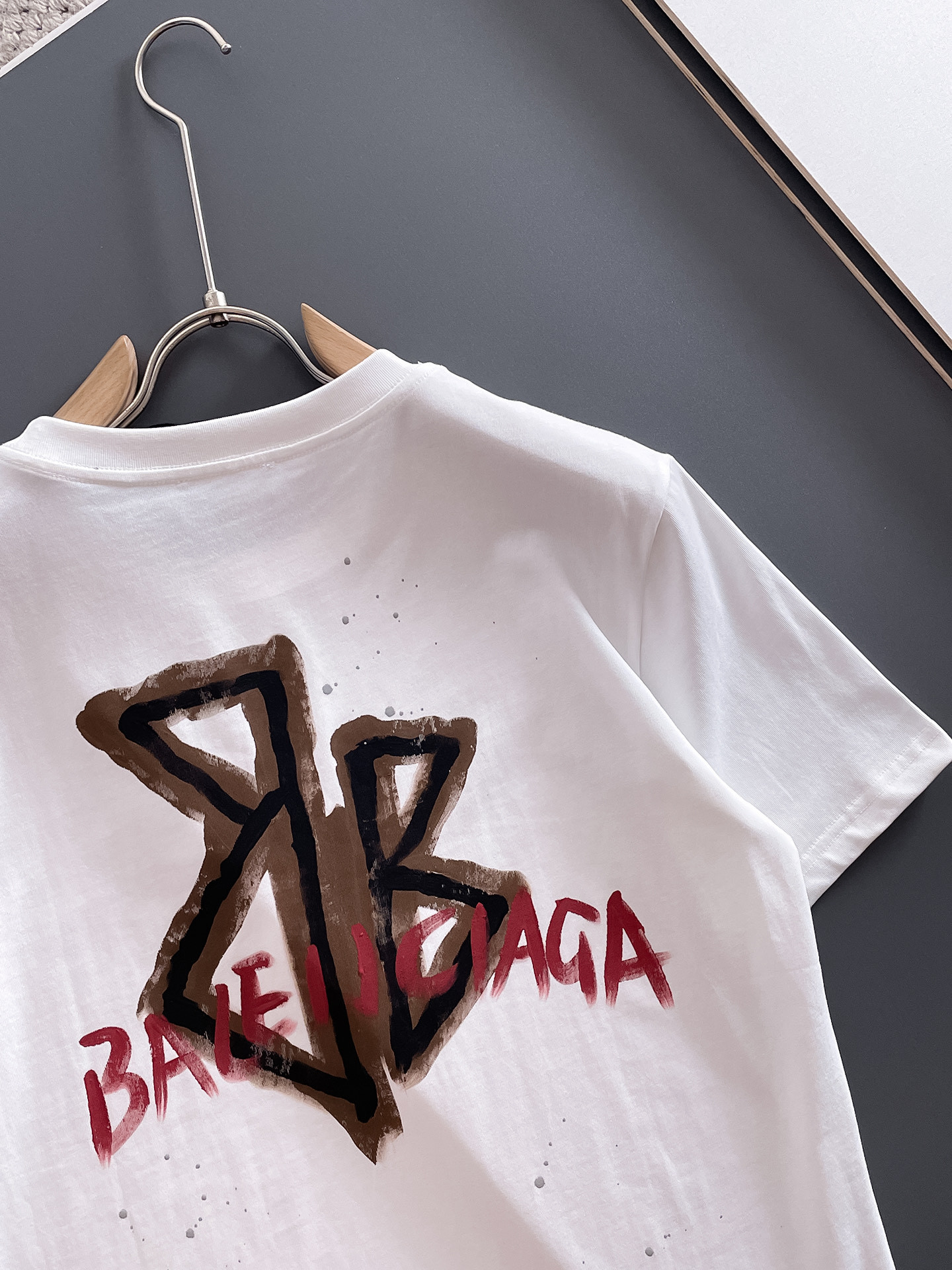 巴黎世*BALENCIAGA 25SS春夏新款首发专柜最新款短袖圆领T恤 手绘高端订制 设计前卫时尚!