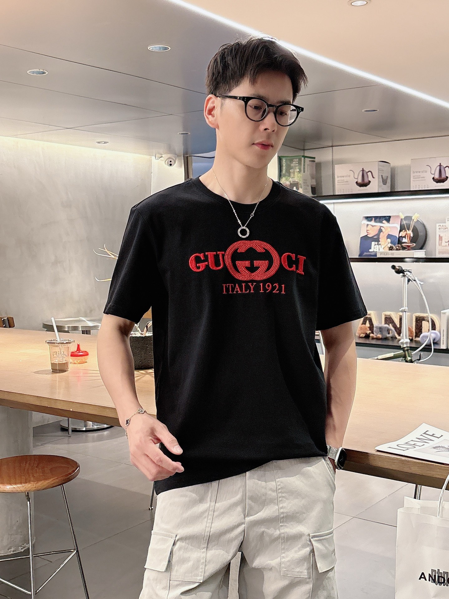 NO:463062,Gucci 25SS spring and summer new style first-time counter latest short-sleeved round-neck T-shirt, high-end customization, avant-garde and fashionable design!  Brand logo heavy craft design, high-end custom fabric, soft feel, comfortable to wear, imported high-end fabrics are very delicate, the details are exquisite and exquisite, the counter-level exquisite car line, fine workmanship, extremely shaping, can be matched with any fashion, super good style, a must-have item for trendy men Color white and black Size S-XXL Size reference S-Size shoulder width 45 bust 101 length 68 M-Size shoulder width 46 bust 105 long 70 L-Size shoulder width 47 bust 109 long 72 XL-Size shoulder width 48 bust 113 long 74 XXL-Size shoulder width 49 bust 117 long 76, gucci, T-shirt,tees, t-shirt,alexander wang19860909古*Gucci 25SS春夏新款首发专柜最新款短袖圆领T恤 高端订制 设计前卫时尚！品牌logo重工艺设计,高端定制面料,手感柔软,穿着舒适,客供进口高档面料质感非常细腻,细节工艺精湛考究,专柜级别精致车线,做工精细,塑造性极高的一款单品,任何时装都可以搭配,版型超级好,潮男必备单品 颜色白色、黑色 尺码S-XXL 尺寸参考 S码肩宽45胸围101衣长68 M码肩宽46胸围105衣长70 L码肩宽47胸围109衣长72 XL码肩宽48胸围113衣长74 XXL码肩宽49胸围117衣长76,,gucci,T-shirt,tees，t-shirt,alexander wang,Men's clothing