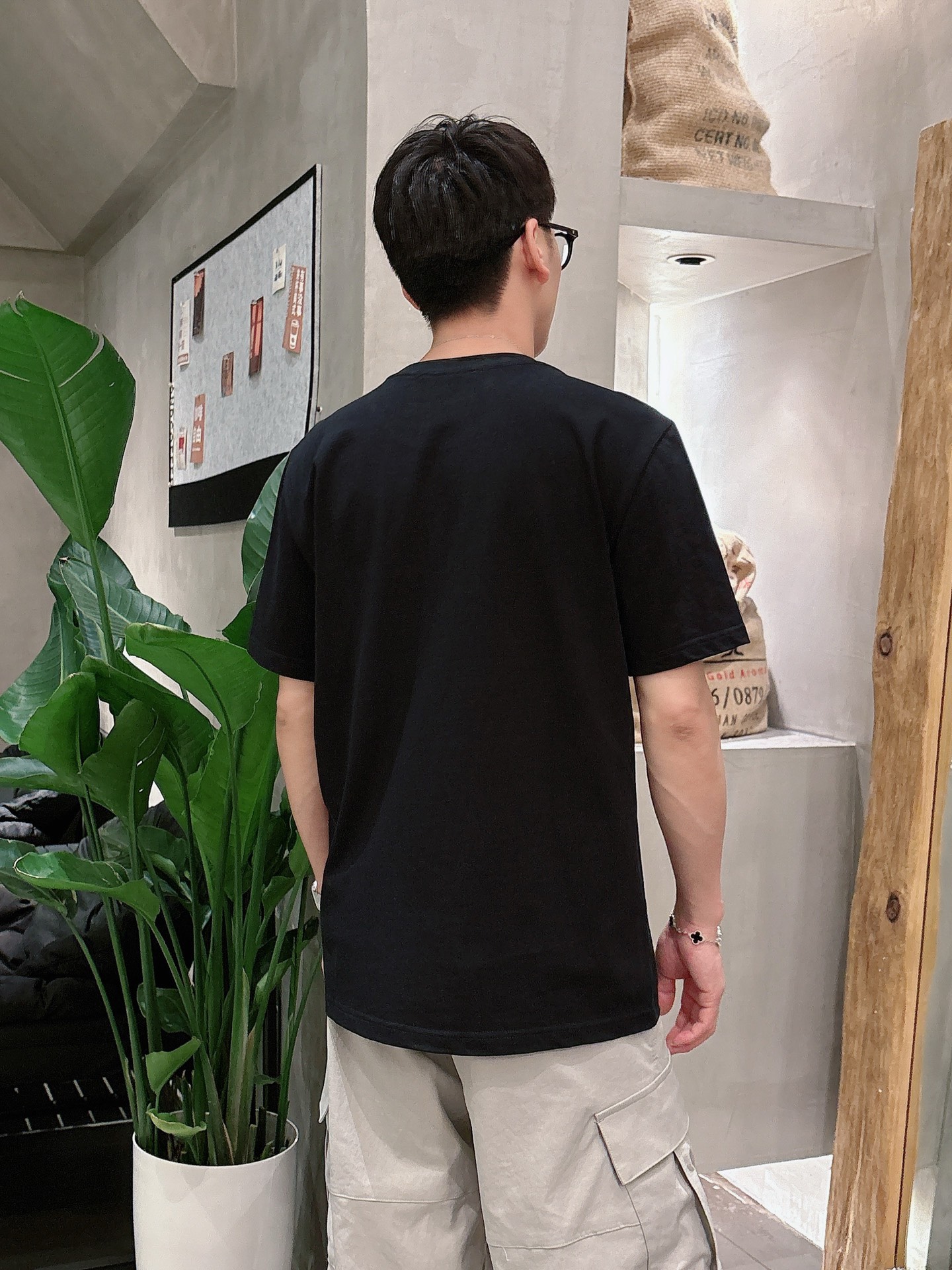 古*Gucci 25SS春夏新款首发专柜最新款短袖圆领T恤 高端订制 设计前卫时尚！品牌logo重工艺设