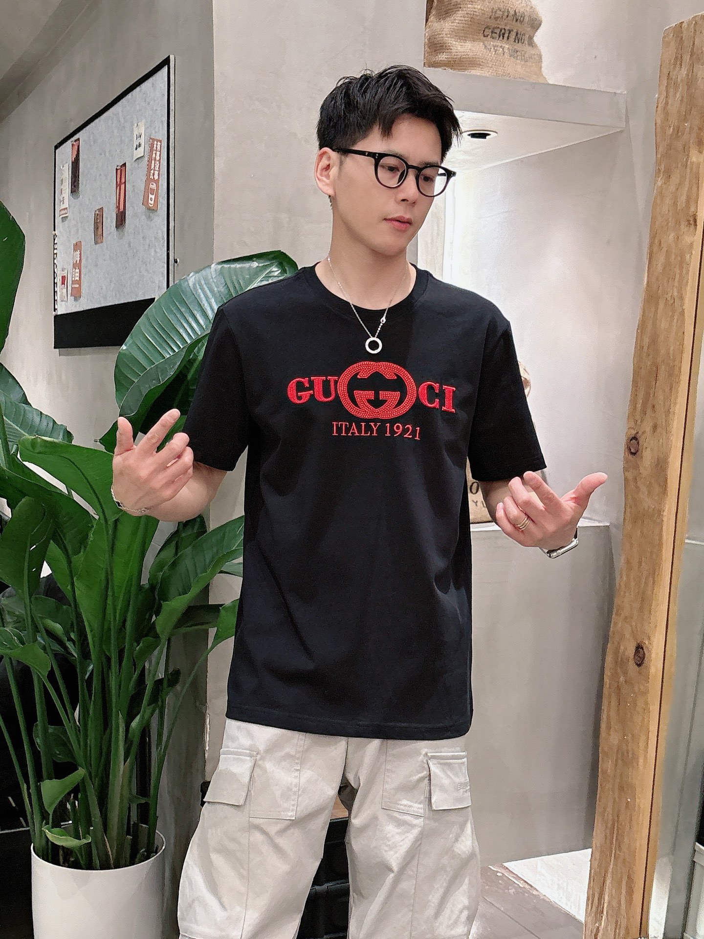 古*Gucci 25SS春夏新款首发专柜最新款短袖圆领T恤 高端订制 设计前卫时尚！品牌logo重工艺设
