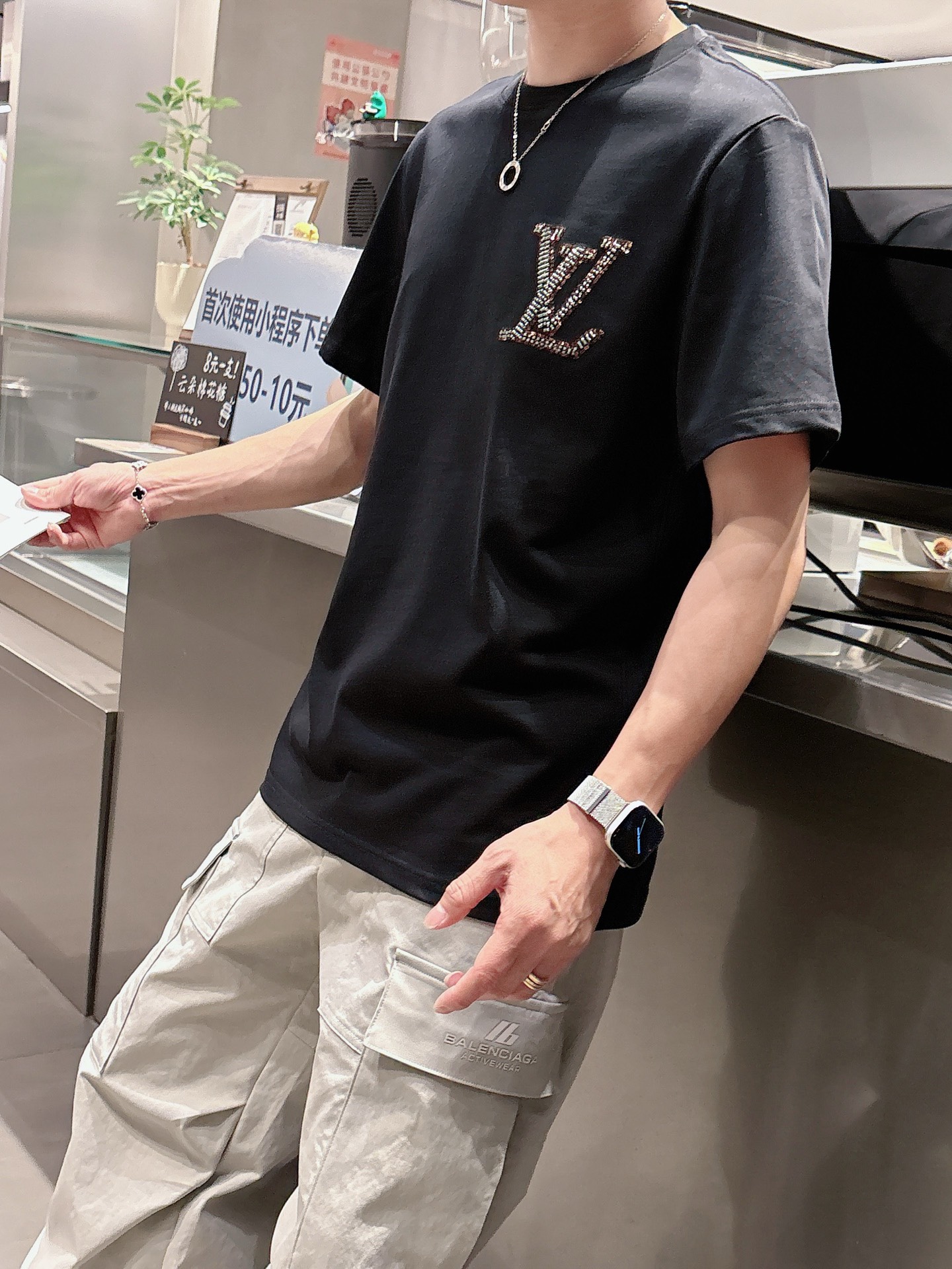 路易威*1V 25SS春夏新款首发专柜最新款短袖圆领T恤 高端订制 设计前卫时尚！品牌logo重工艺设计