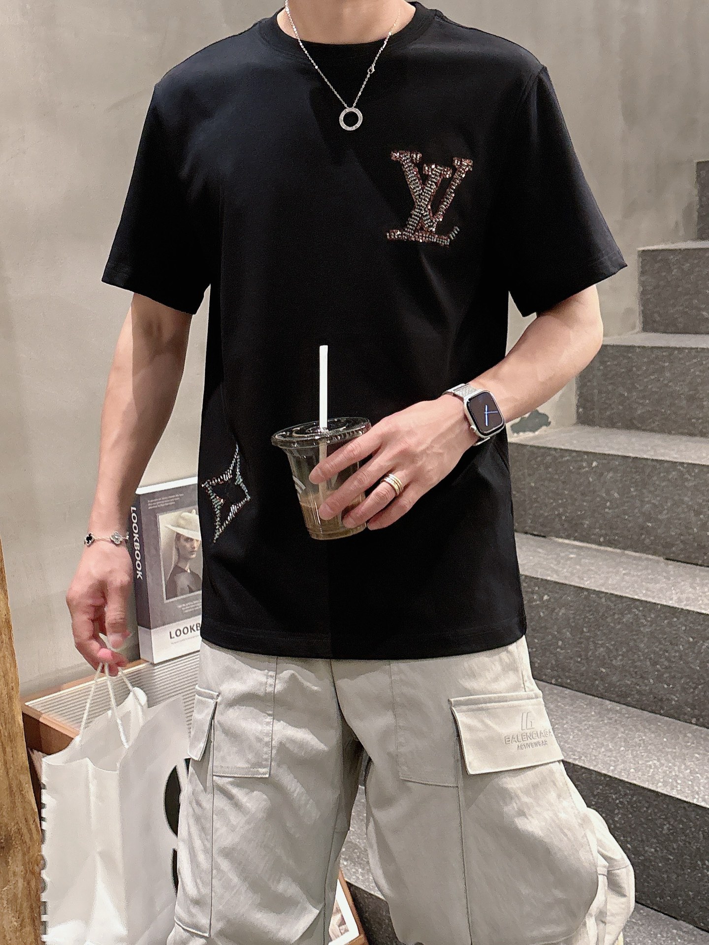 路易威*1V 25SS春夏新款首发专柜最新款短袖圆领T恤 高端订制 设计前卫时尚！品牌logo重工艺设计