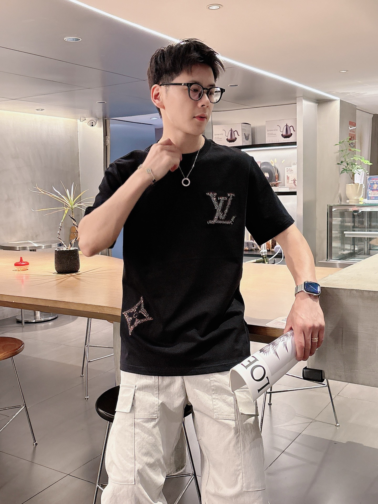 NO:463075,Louisville*1V 25SS spring and summer new model first-time counter latest short-sleeved round-neck T-shirt, high-end customization, avant-garde and fashionable design!  Brand logo heavy craft design, high-end custom fabric, soft feel, comfortable to wear, imported high-end fabrics are very delicate, the details are exquisite and exquisite, the counter-level exquisite car line, fine workmanship, extremely shaping, can be matched with any fashion, super good style, a must-have item for trendy men Color white and black Size S-XXL Size reference S-Size shoulder width 45 bust 101 length 68 M-Size shoulder width 46 bust 105 long 70 L-Size shoulder width 47 bust 109 long 72 XL-Size shoulder width 48 bust 113 long 74 XXL-Size shoulder width 49 bust 117 long 76, louis vuitton, T-shirt,tees, t-shirt,alexander wang19860909路易威*1V 25SS春夏新款首发专柜最新款短袖圆领T恤 高端订制 设计前卫时尚！品牌logo重工艺设计,高端定制面料,手感柔软,穿着舒适,客供进口高档面料质感非常细腻,细节工艺精湛考究,专柜级别精致车线,做工精细,塑造性极高的一款单品,任何时装都可以搭配,版型超级好,潮男必备单品 颜色白色、黑色 尺码S-XXL 尺寸参考 S码肩宽45胸围101衣长68 M码肩宽46胸围105衣长70 L码肩宽47胸围109衣长72 XL码肩宽48胸围113衣长74 XXL码肩宽49胸围117衣长76,,louis vuitton,T-shirt,tees，t-shirt,alexander wang,Men's clothing