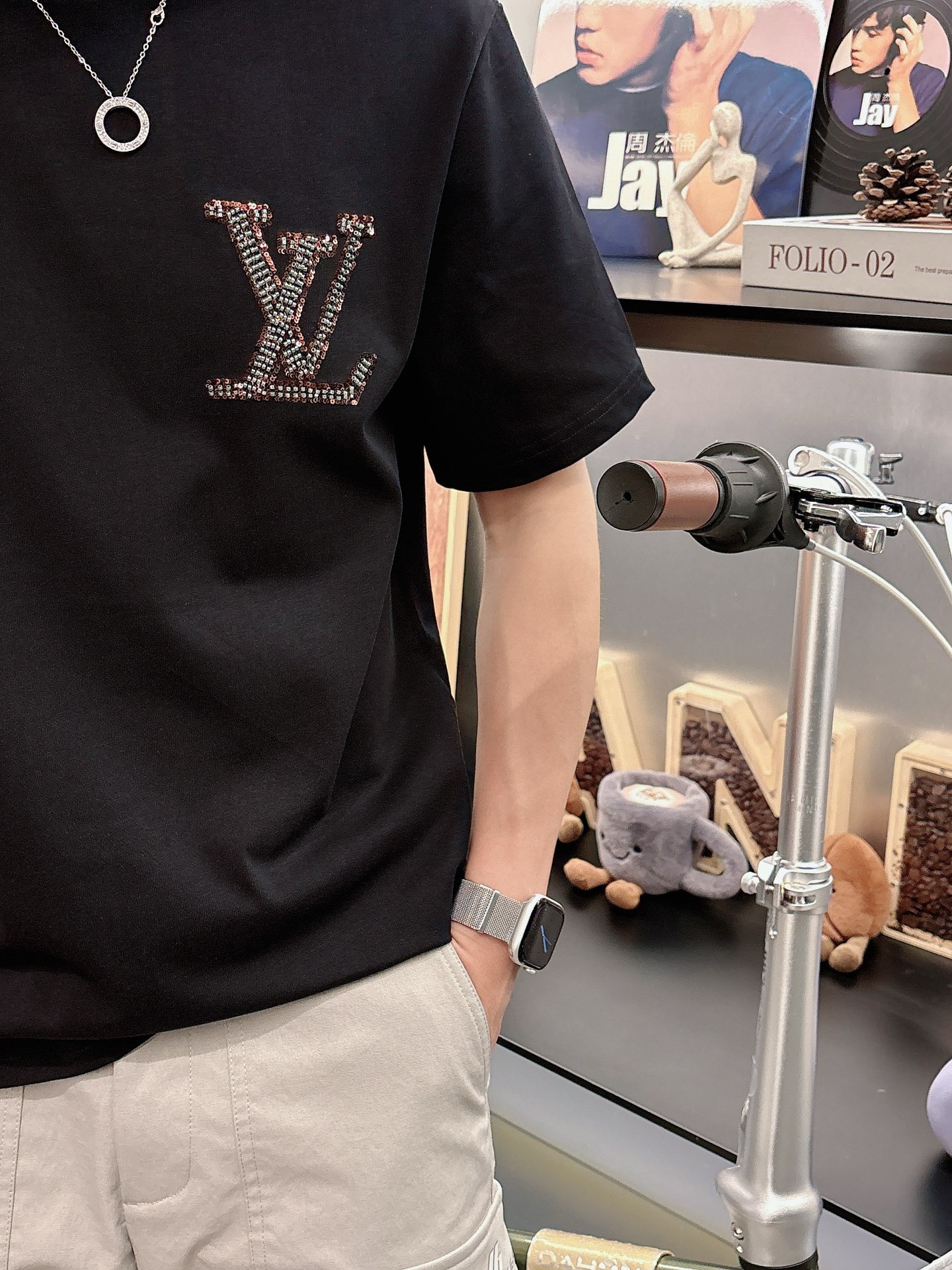 路易威*1V 25SS春夏新款首发专柜最新款短袖圆领T恤 高端订制 设计前卫时尚！品牌logo重工艺设计