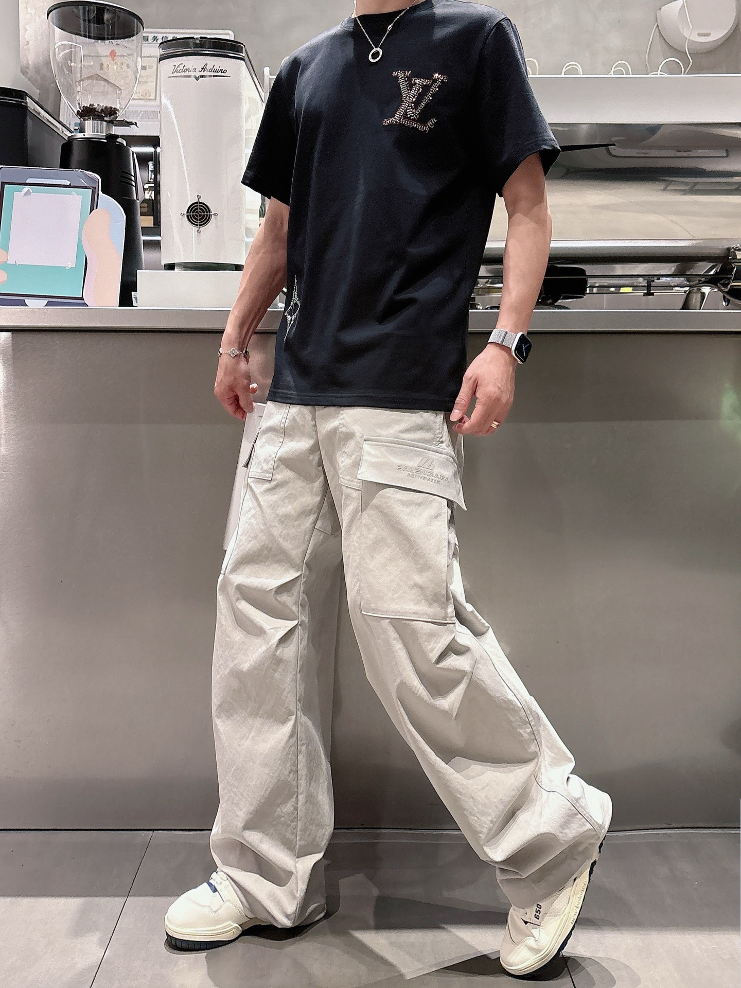 路易威*1V 25SS春夏新款首发专柜最新款短袖圆领T恤 高端订制 设计前卫时尚！品牌logo重工艺设计