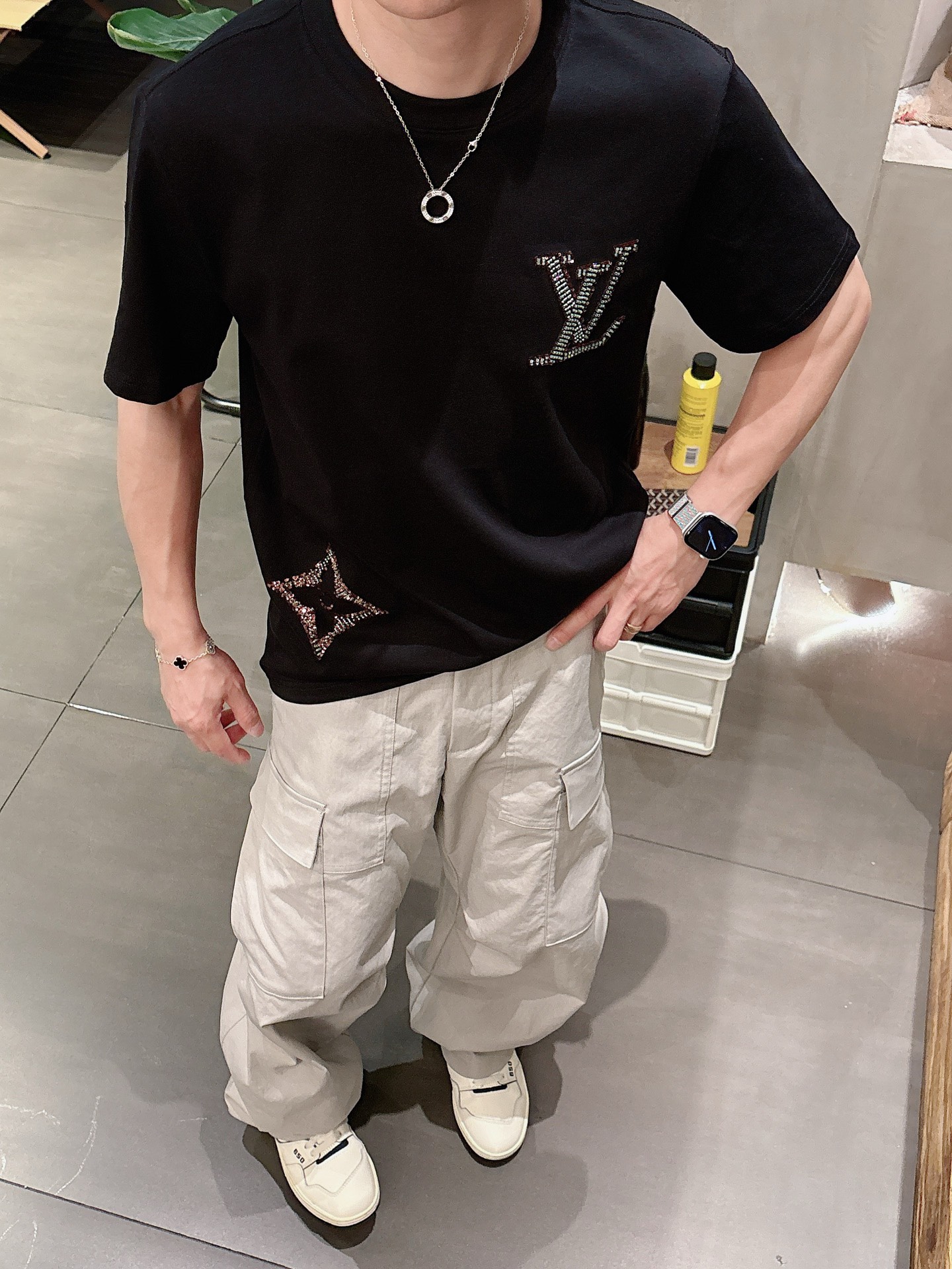 路易威*1V 25SS春夏新款首发专柜最新款短袖圆领T恤 高端订制 设计前卫时尚！品牌logo重工艺设计