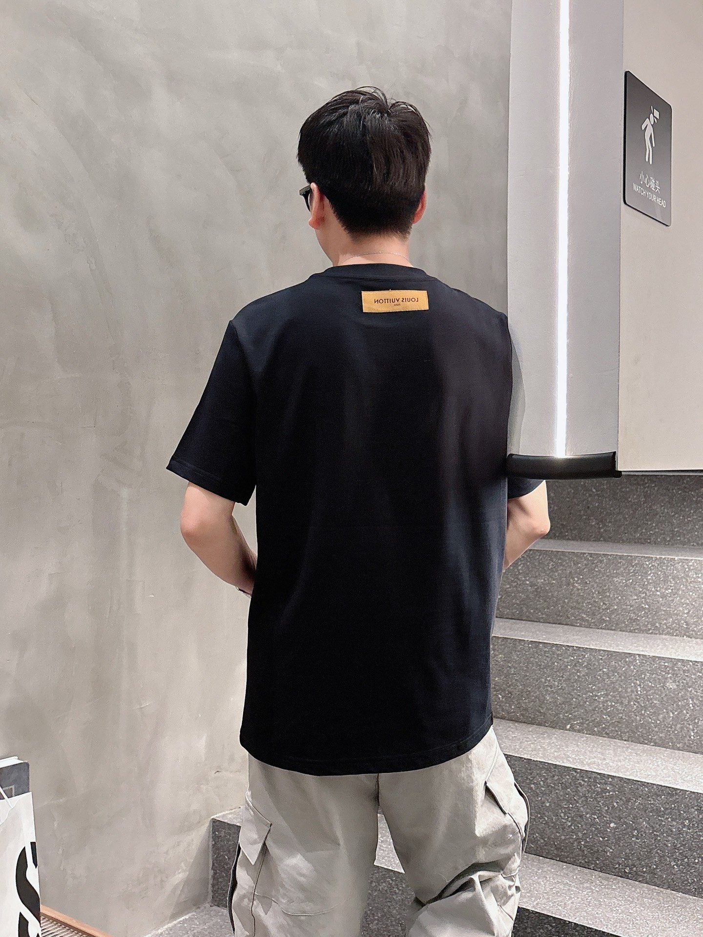 路易威*1V 25SS春夏新款首发专柜最新款短袖圆领T恤 高端订制 设计前卫时尚！品牌logo重工艺设计