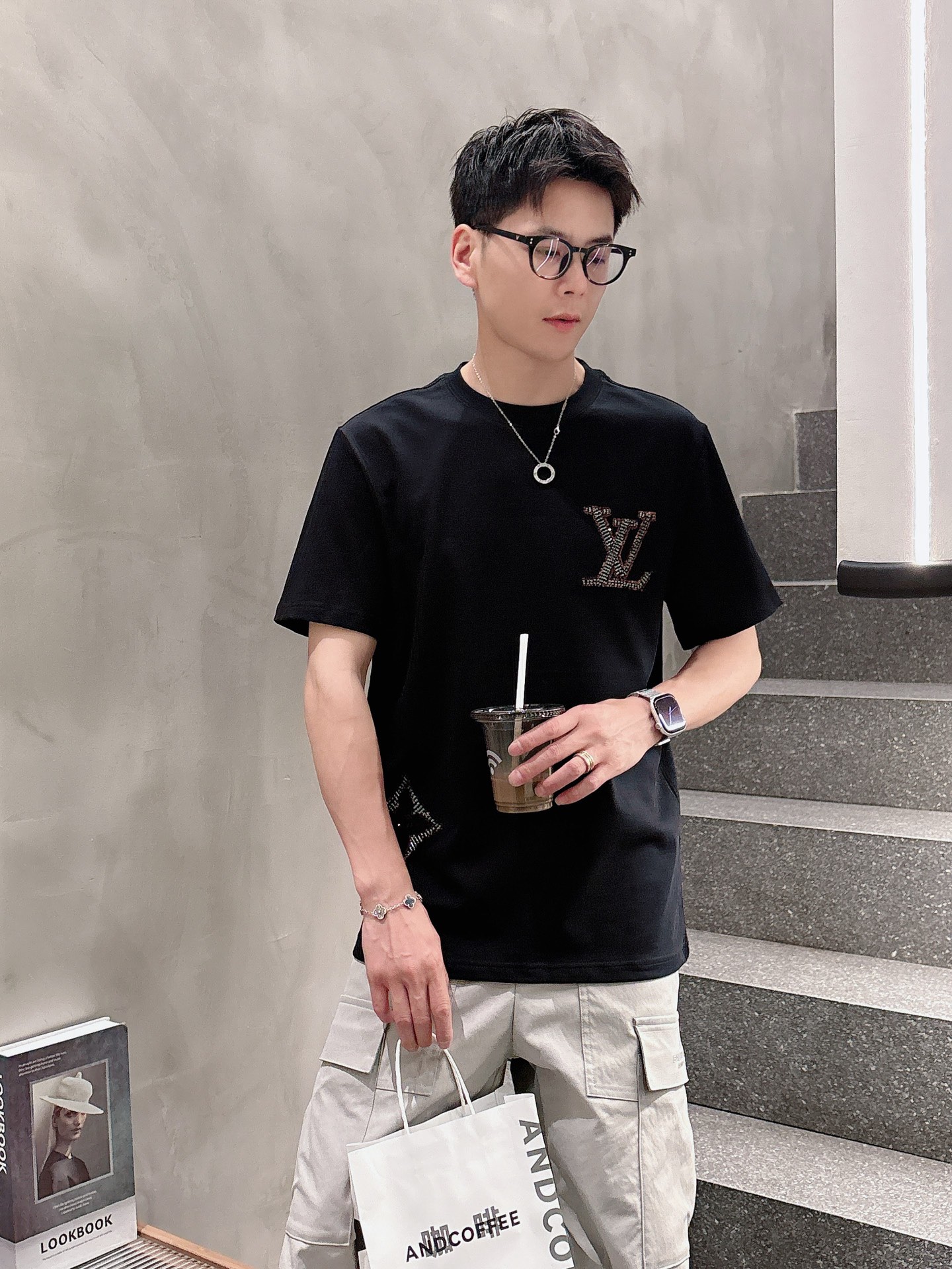 路易威*1V 25SS春夏新款首发专柜最新款短袖圆领T恤 高端订制 设计前卫时尚！品牌logo重工艺设计