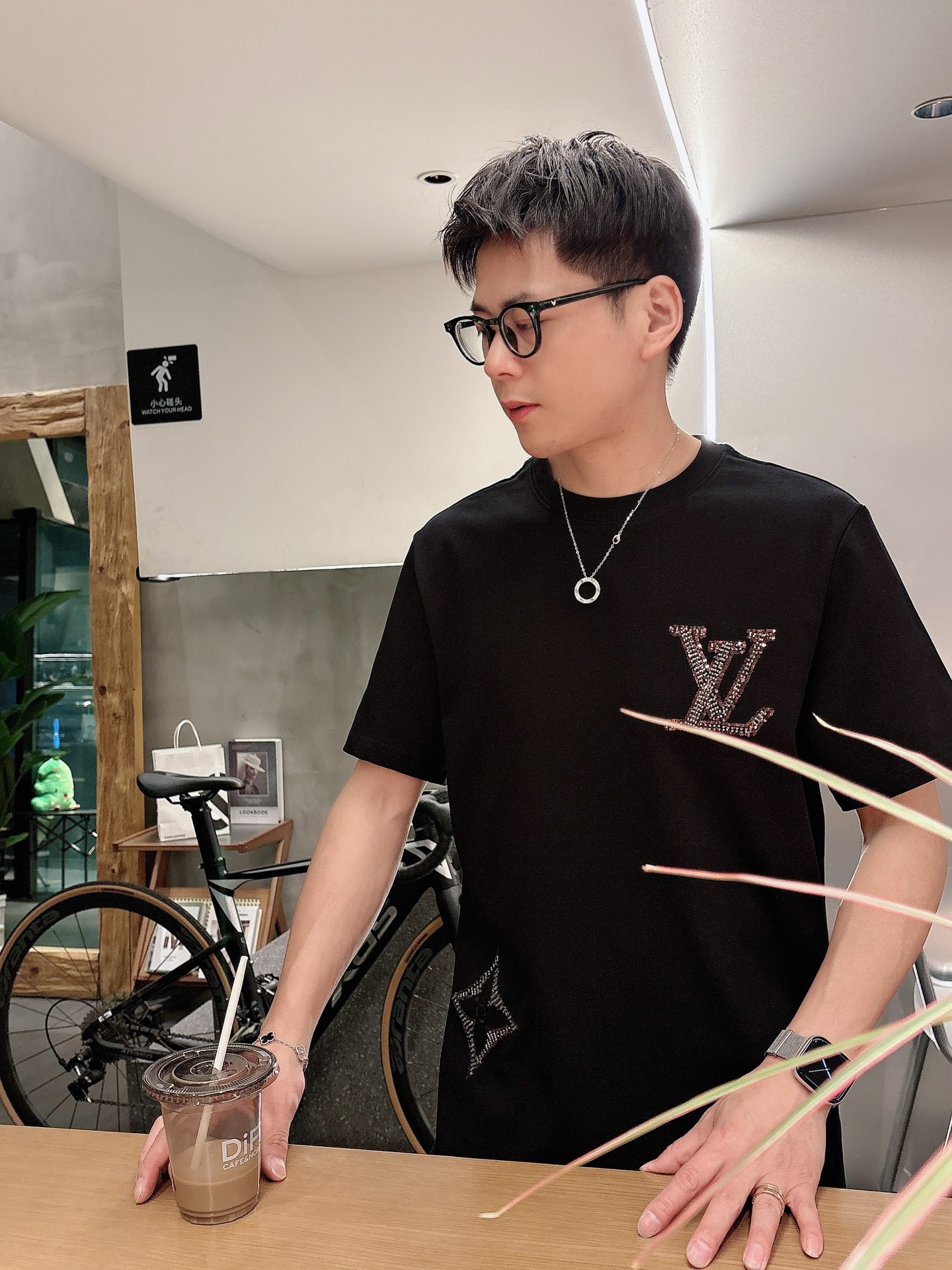 路易威*1V 25SS春夏新款首发专柜最新款短袖圆领T恤 高端订制 设计前卫时尚！品牌logo重工艺设计