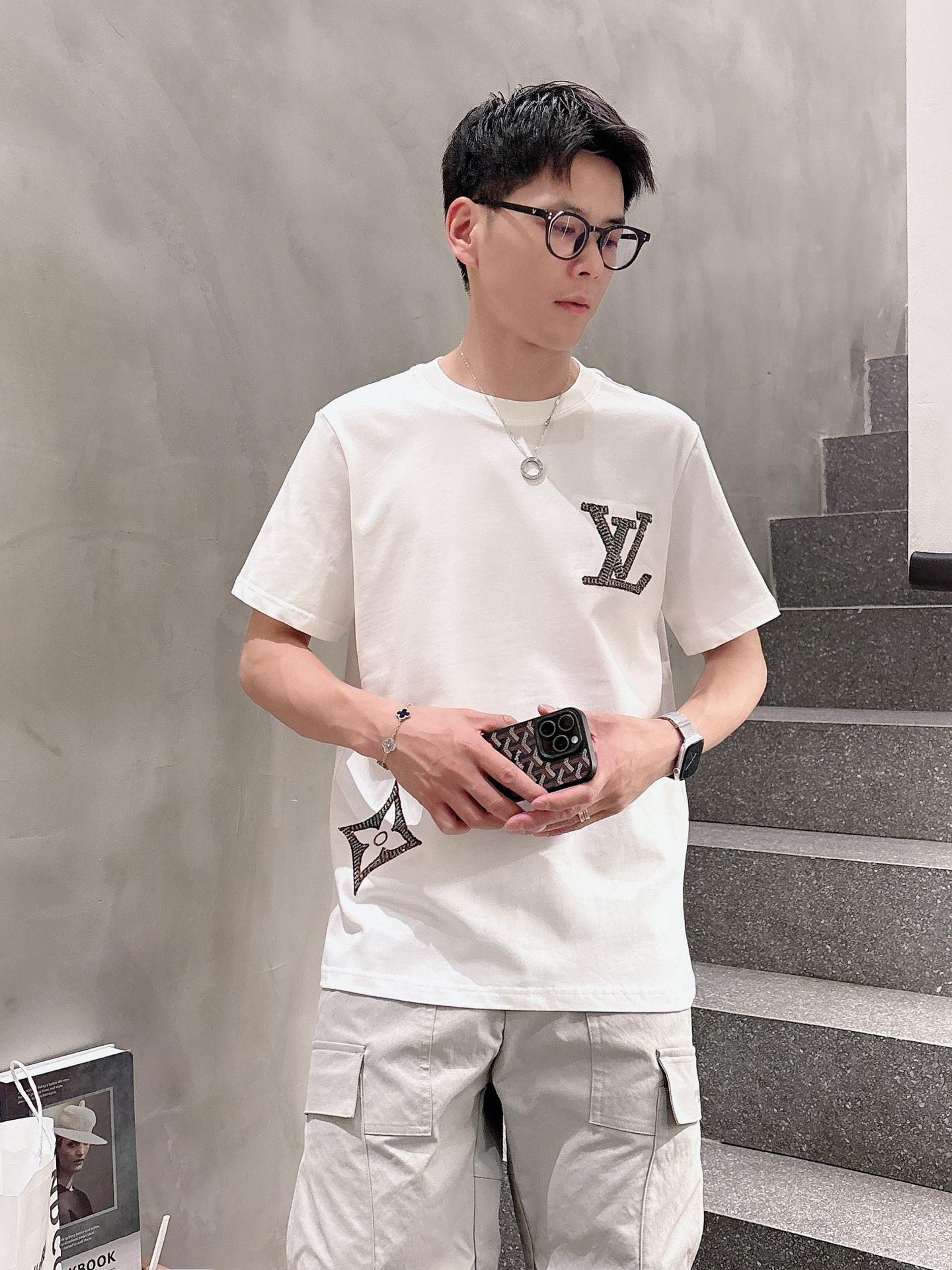 路易威*1V 25SS春夏新款首发专柜最新款短袖圆领T恤 高端订制 设计前卫时尚！品牌logo重工艺设计