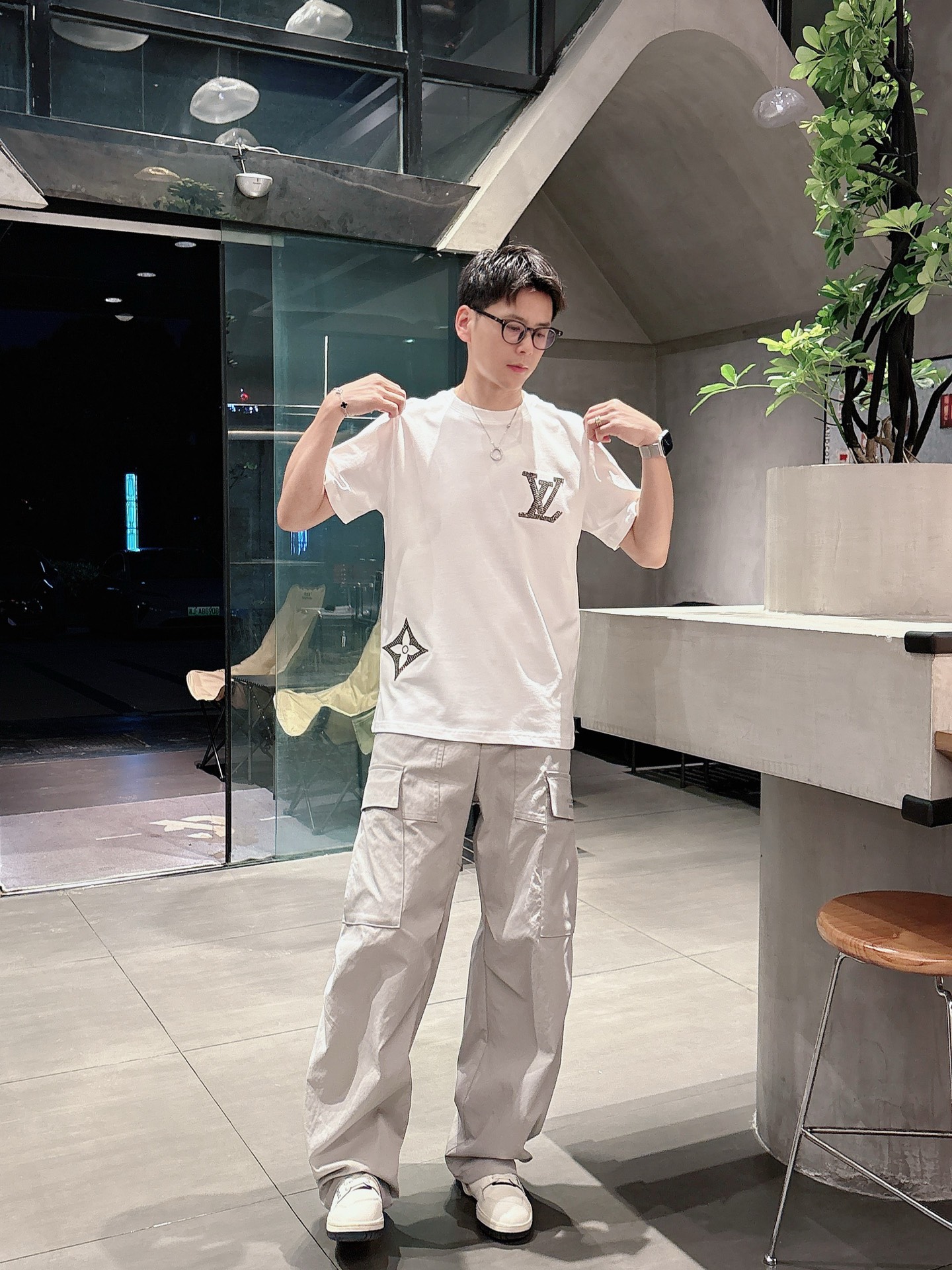 路易威*1V 25SS春夏新款首发专柜最新款短袖圆领T恤 高端订制 设计前卫时尚！品牌logo重工艺设计