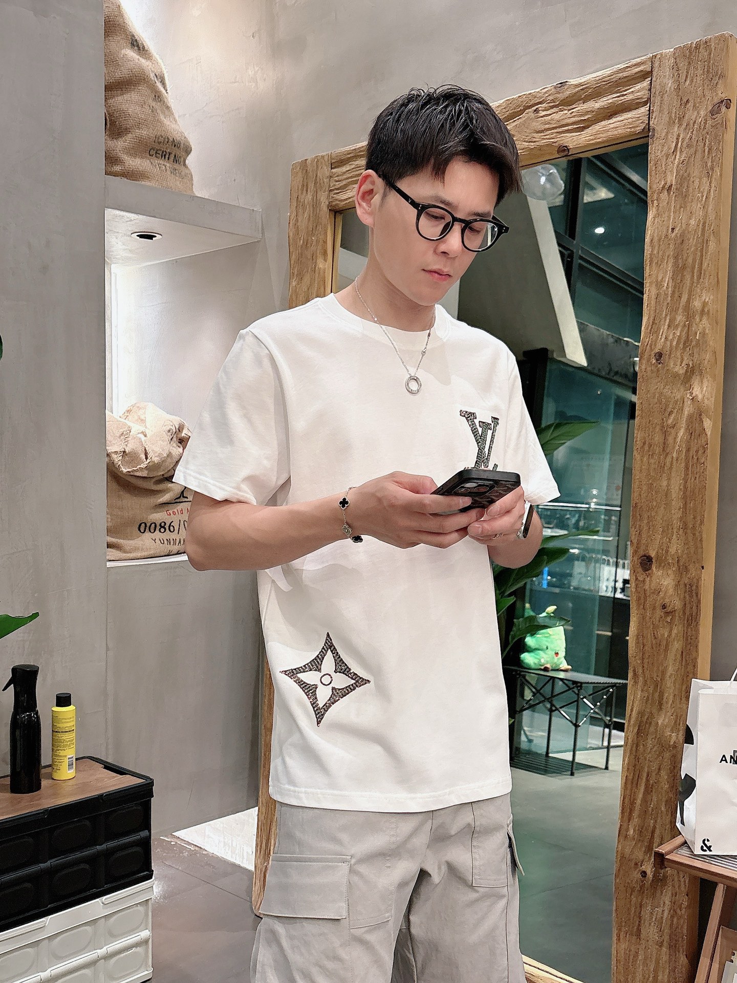 路易威*1V 25SS春夏新款首发专柜最新款短袖圆领T恤 高端订制 设计前卫时尚！品牌logo重工艺设计