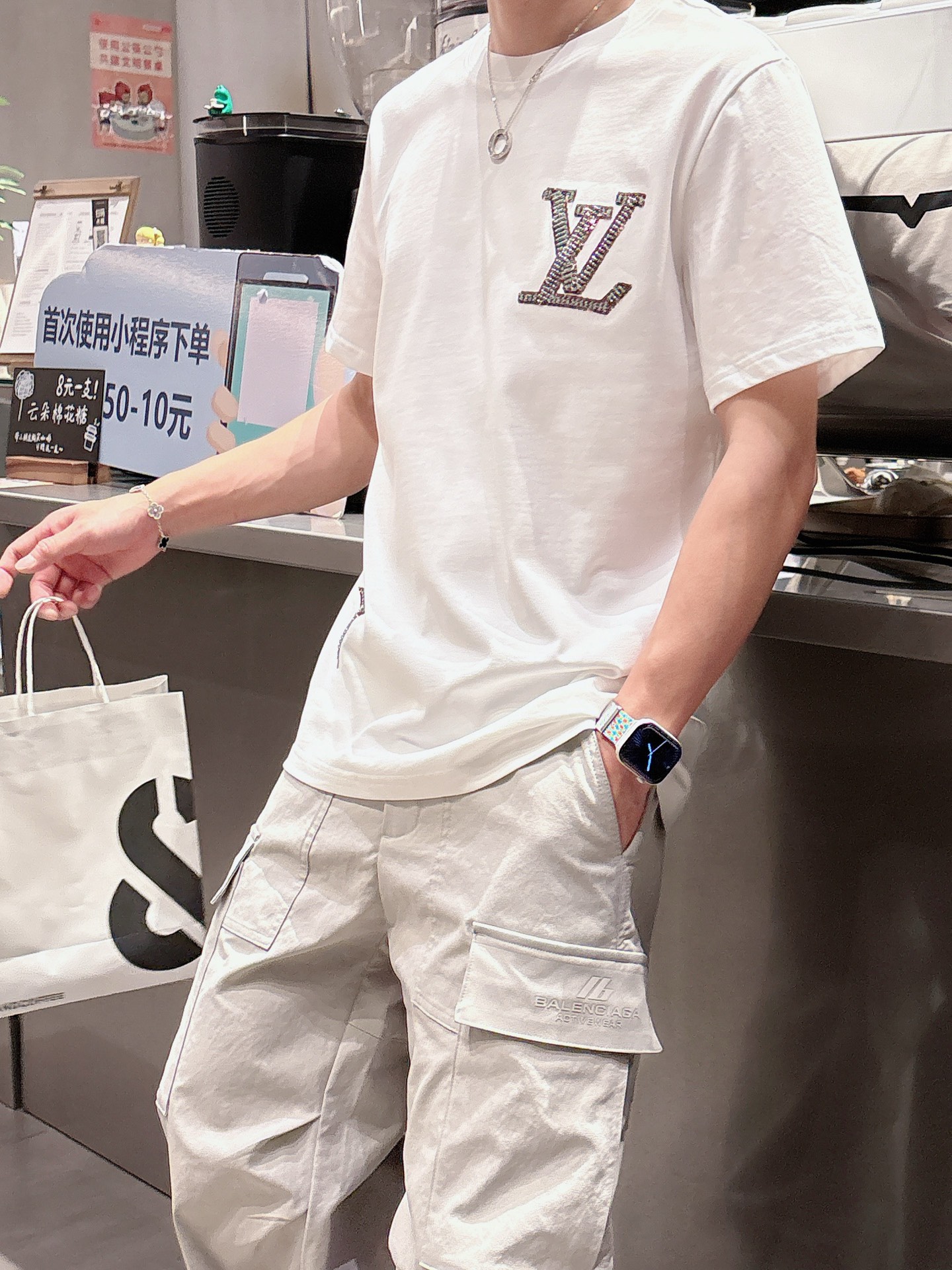 路易威*1V 25SS春夏新款首发专柜最新款短袖圆领T恤 高端订制 设计前卫时尚！品牌logo重工艺设计