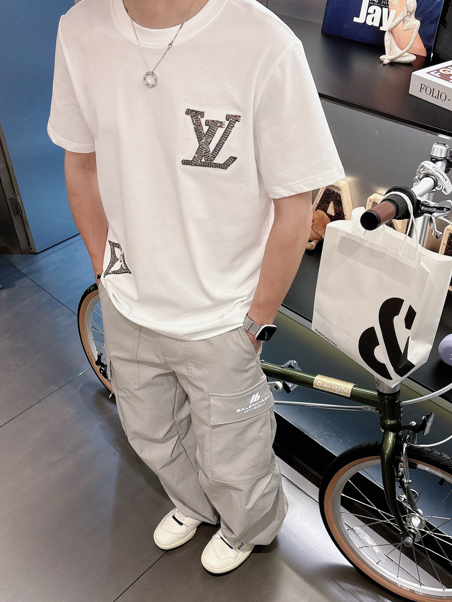 路易威*1V 25SS春夏新款首发专柜最新款短袖圆领T恤 高端订制 设计前卫时尚！品牌logo重工艺设计