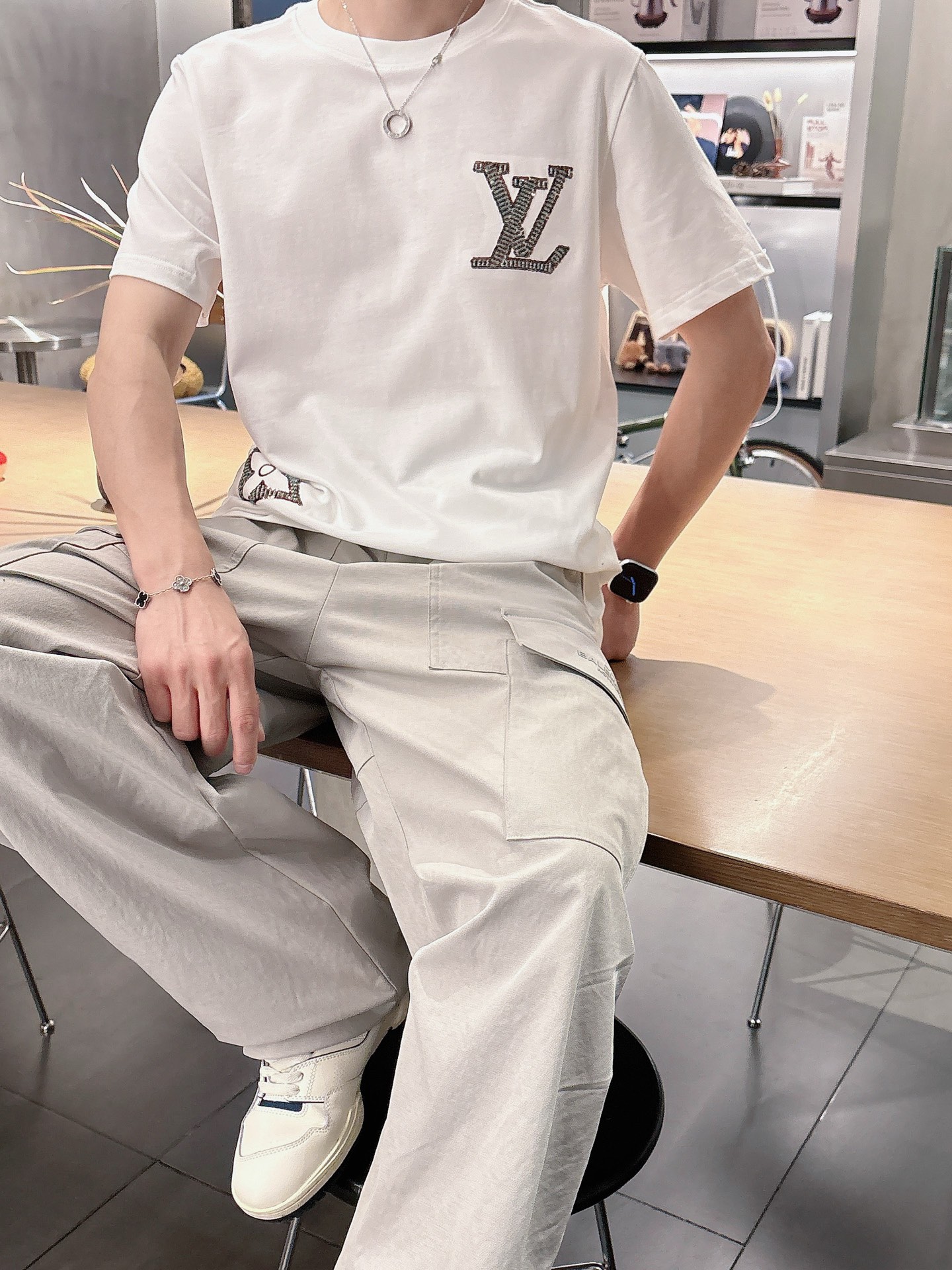 路易威*1V 25SS春夏新款首发专柜最新款短袖圆领T恤 高端订制 设计前卫时尚！品牌logo重工艺设计