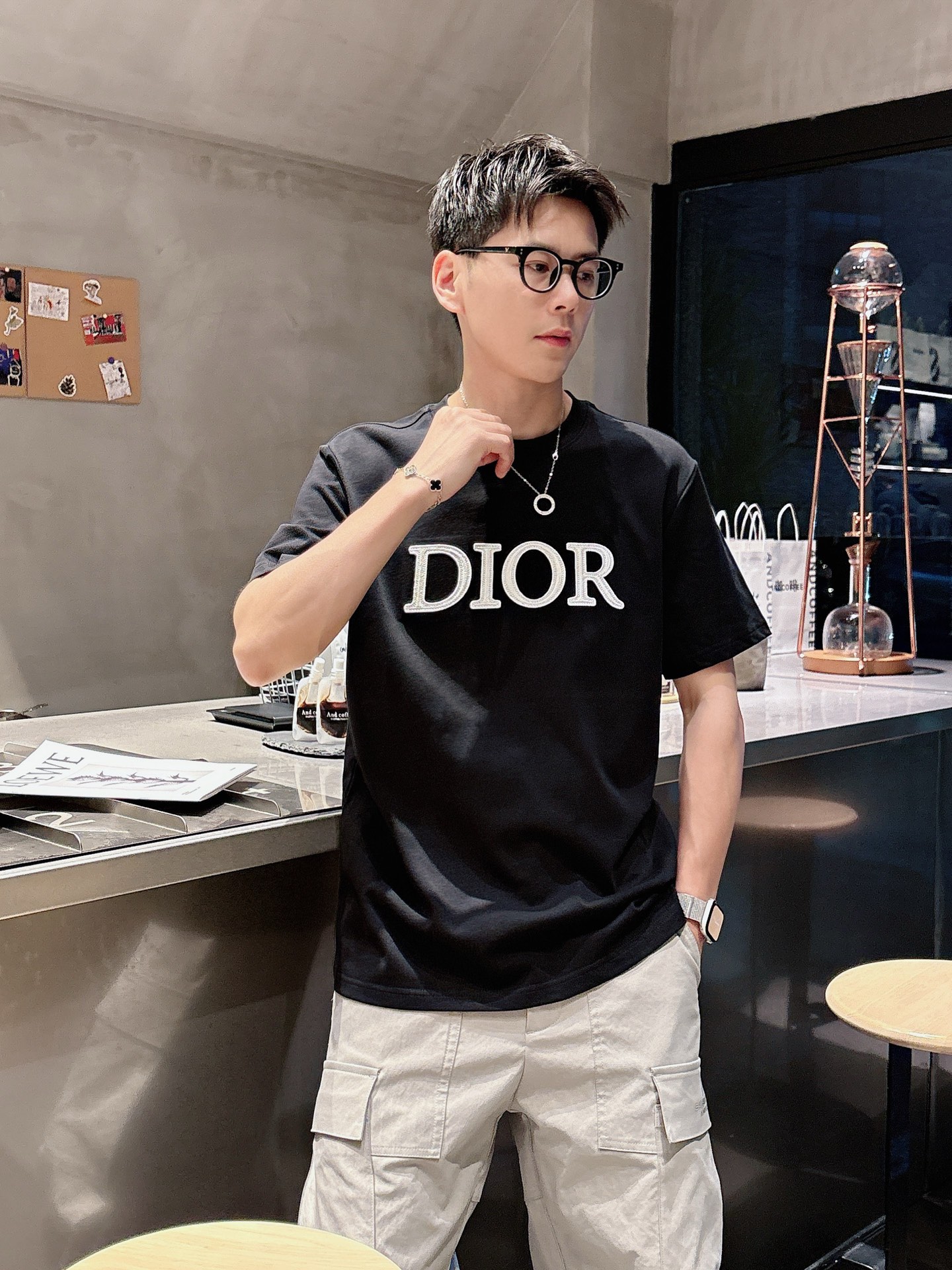 NO:463082,Di*DIOR 25SS spring and summer new style first-time counter latest short-sleeved round-neck T-shirt, high-end customization, avant-garde and fashionable design!  Brand logo heavy craft design, high-end custom fabric, soft feel, comfortable to wear, imported high-end fabrics are very delicate in texture, exquisite details and exquisite craftsmanship, exquisite counter-level car line, fine workmanship, extremely shaping item, can be matched with any fashion, super good style, a must-have item for trendy men Color white and black Size S-XXL Size reference S-Size shoulder width 45 bust 101 length 68 M-Size shoulder width 46 bust 105 long 70 L-Size shoulder width 47 bust 109 long 72 XL-Size shoulder width 48 bust 113 long 74 XXL-Size shoulder width 49 bust 117 long 76, dior, T-shirt,tees, t-shirt,alexander wang19860909迪*DIOR 25SS春夏新款首发专柜最新款短袖圆领T恤 高端订制 设计前卫时尚！品牌logo重工艺设计,高端定制面料,手感柔软,穿着舒适,客供进口高档面料质感非常细腻,细节工艺精湛考究,专柜级别精致车线,做工精细,塑造性极高的一款单品,任何时装都可以搭配,版型超级好,潮男必备单品 颜色白色、黑色 尺码S-XXL 尺寸参考 S码肩宽45胸围101衣长68 M码肩宽46胸围105衣长70 L码肩宽47胸围109衣长72 XL码肩宽48胸围113衣长74 XXL码肩宽49胸围117衣长76,,dior,T-shirt,tees，t-shirt,alexander wang,Men's clothing