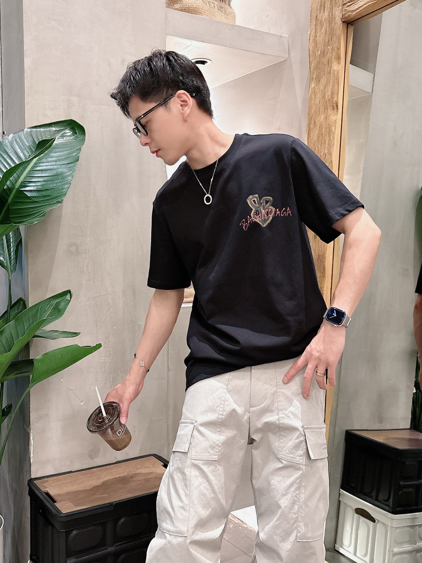 NO:463092,Paris *BALENCIAGA 25SS spring and summer new style first-time counter latest short-sleeved round neck T-shirt, hand-painted high-end customization, avant-garde and fashionable design!  Brand logo heavy craft design, high-end custom fabric, soft feel, comfortable to wear, imported high-end fabrics are very delicate, the details are exquisite and exquisite, the counter-level exquisite car line, fine workmanship, extremely shaping, can be matched with any fashion, super good style, a must-have item for trendy men Color white and black Size S-XXL Size reference S-Size shoulder width 45 bust 101 length 68 M-Size shoulder width 46 bust 105 long 70 L-Size shoulder width 47 bust 109 long 72 XL-Size shoulder width 48 bust 113 long 74 XXL-Size shoulder width 49 bust 117 long 76, balenciaga, T-shirt,tees, t-shirt,alexander wang19860909巴黎世*BALENCIAGA 25SS春夏新款首发专柜最新款短袖圆领T恤 手绘高端订制 设计前卫时尚！品牌logo重工艺设计,高端定制面料,手感柔软,穿着舒适,客供进口高档面料质感非常细腻,细节工艺精湛考究,专柜级别精致车线,做工精细,塑造性极高的一款单品,任何时装都可以搭配,版型超级好,潮男必备单品 颜色白色、黑色 尺码S-XXL 尺寸参考 S码肩宽45胸围101衣长68 M码肩宽46胸围105衣长70 L码肩宽47胸围109衣长72 XL码肩宽48胸围113衣长74 XXL码肩宽49胸围117衣长76,,balenciaga,T-shirt,tees，t-shirt,alexander wang,Men's clothing