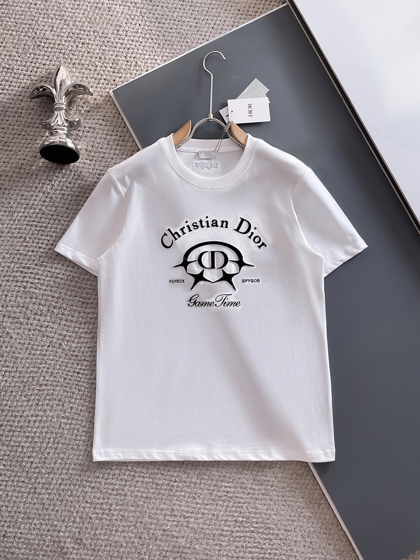 NO:492033,Di*DIOR 25SS spring and summer new style first-time counter latest short-sleeved round-neck T-shirt, high-end customization, avant-garde and fashionable design!  Brand logo heavy craft design, high-end custom fabric, soft feel, comfortable to wear, imported high-end fabrics are very delicate, the details are exquisite and exquisite, the counter-level exquisite car line, fine workmanship, extremely shaping item, any fashion can be matched with, the style is super good. A must-have item for trendy men. Color white and black Size S-XXL Size reference S-Size shoulder width 45 bust 101 length 68 M-Size shoulder width 46 bust 105 long 70 L-Size shoulder width 47 bust 109 long 72 XL-Size shoulder width 48 bust 113 long 74 XXL-Size shoulder width 49 bust 117 long 76,,dior,T-shirt,tees,t-shirt,alexander wang19860909迪*DIOR 25SS春夏新款首发专柜最新款短袖圆领T恤 高端订制 设计前卫时尚！品牌logo重工艺设计,高端定制面料,手感柔软,穿着舒适,客供进口高档面料质感非常细腻,细节工艺精湛考究,专柜级别精致车线,做工精细,塑造性极高的一款单品,任何时装都可以搭配,版型超级好 潮男必备单品 颜色白色、黑色 尺码S-XXL 尺寸参考 S码肩宽45胸围101衣长68 M码肩宽46胸围105衣长70 L码肩宽47胸围109衣长72 XL码肩宽48胸围113衣长74 XXL码肩宽49胸围117衣长76,,dior,T-shirt,tees，t-shirt,alexander wang,Men's clothing