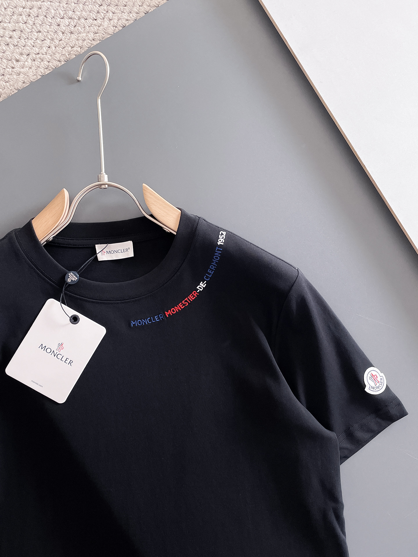 蒙*Moncler 25SS春夏新款首发专柜最新款短袖圆领T恤 高端订制 设计前卫时尚!品牌logo重