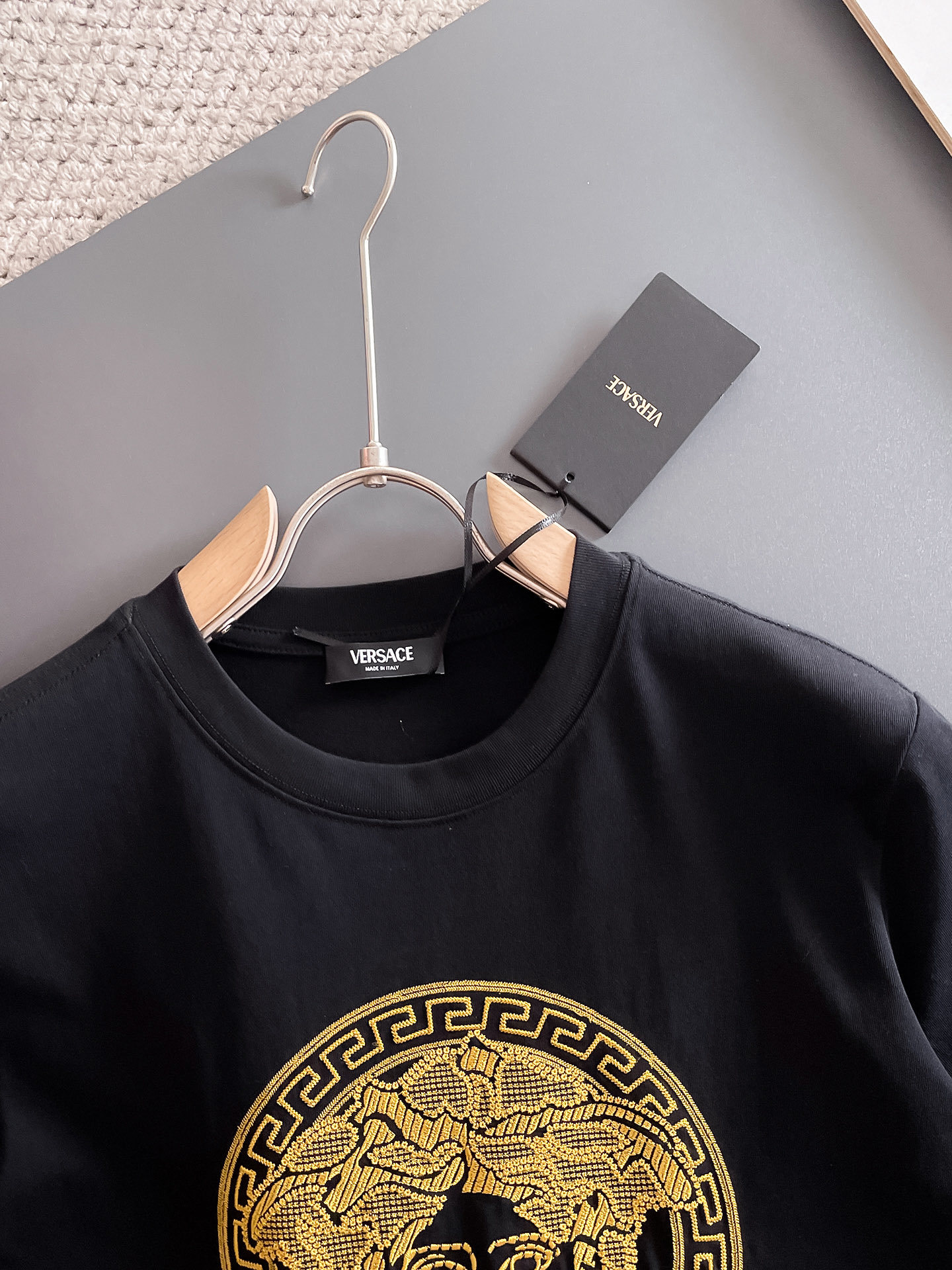 范思*Versace 25SS春夏新款首发专柜最新款短袖圆领T恤 高端订制 设计前卫时尚!品牌logo
