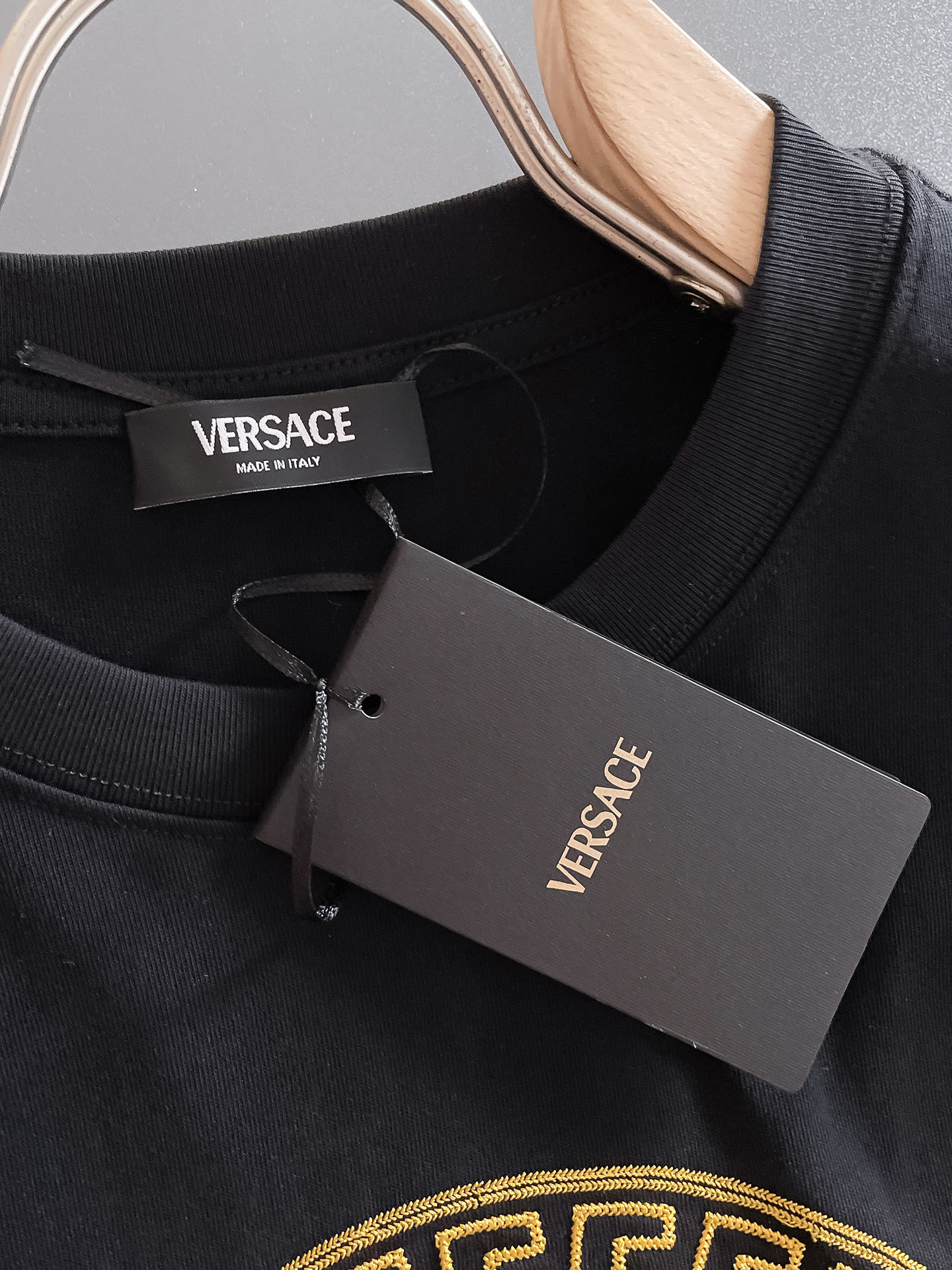范思*Versace 25SS春夏新款首发专柜最新款短袖圆领T恤 高端订制 设计前卫时尚!品牌logo