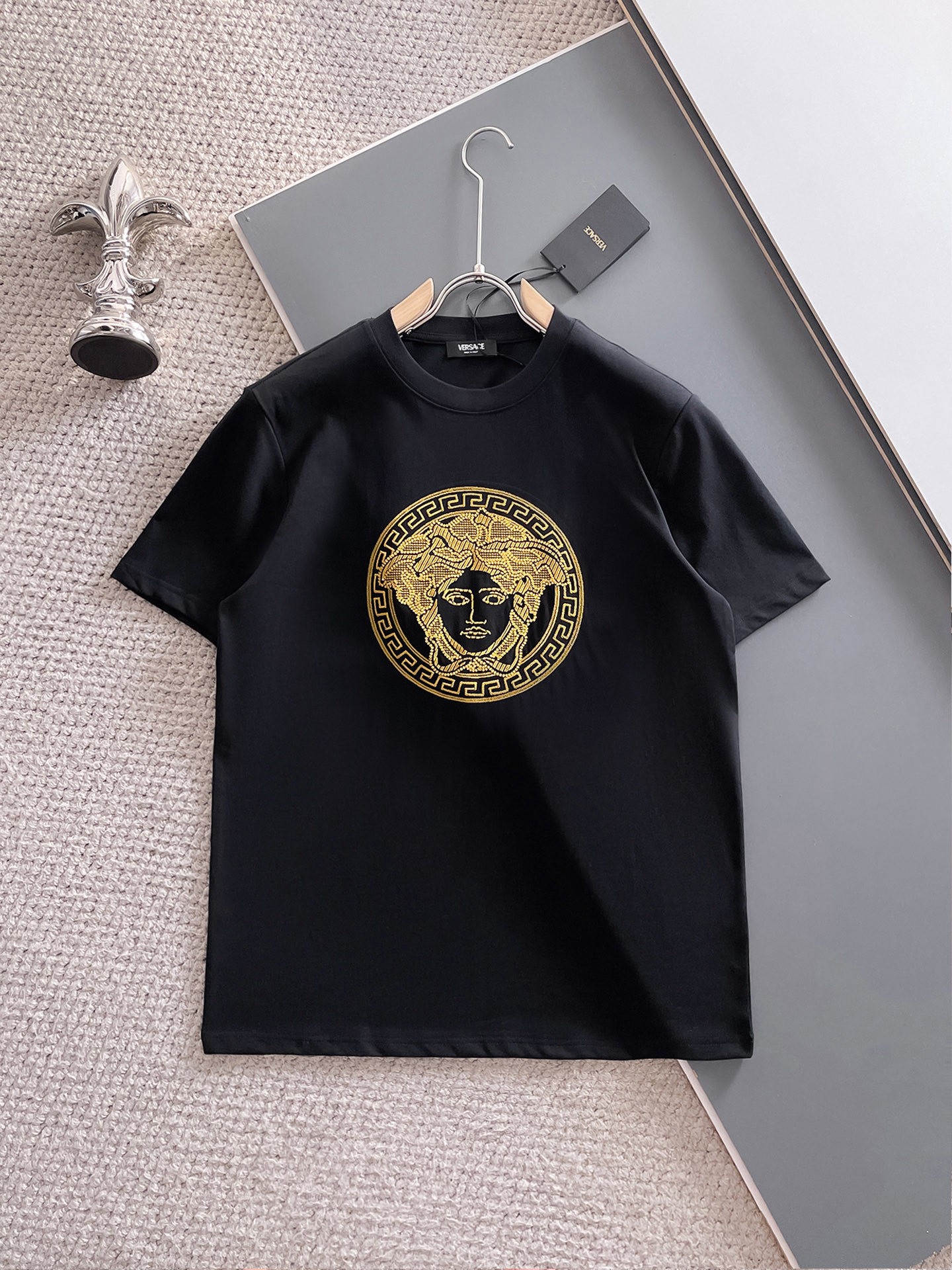 范思*Versace 25SS春夏新款首发专柜最新款短袖圆领T恤 高端订制 设计前卫时尚!品牌logo