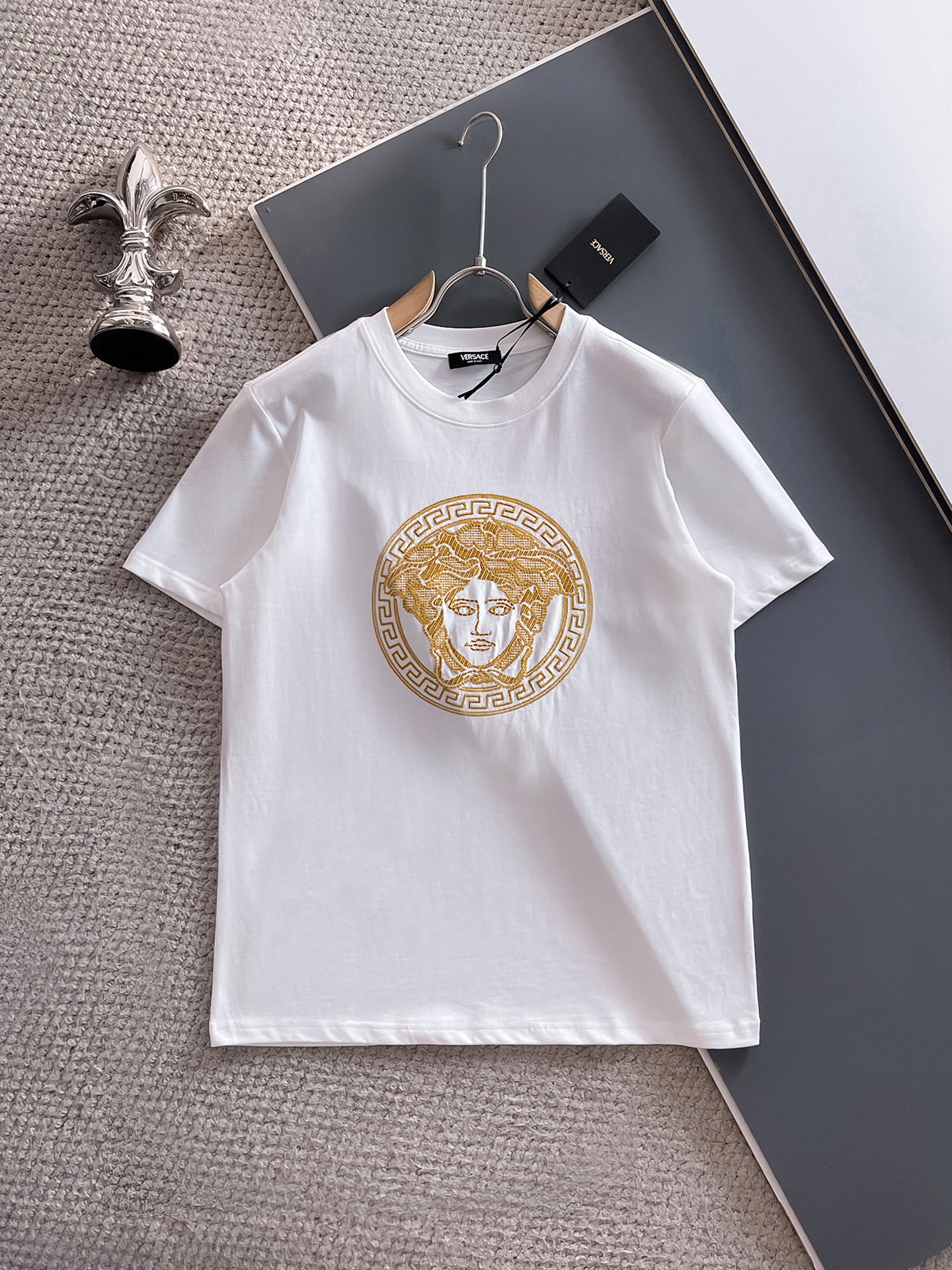 范思*Versace 25SS春夏新款首发专柜最新款短袖圆领T恤 高端订制 设计前卫时尚!品牌logo