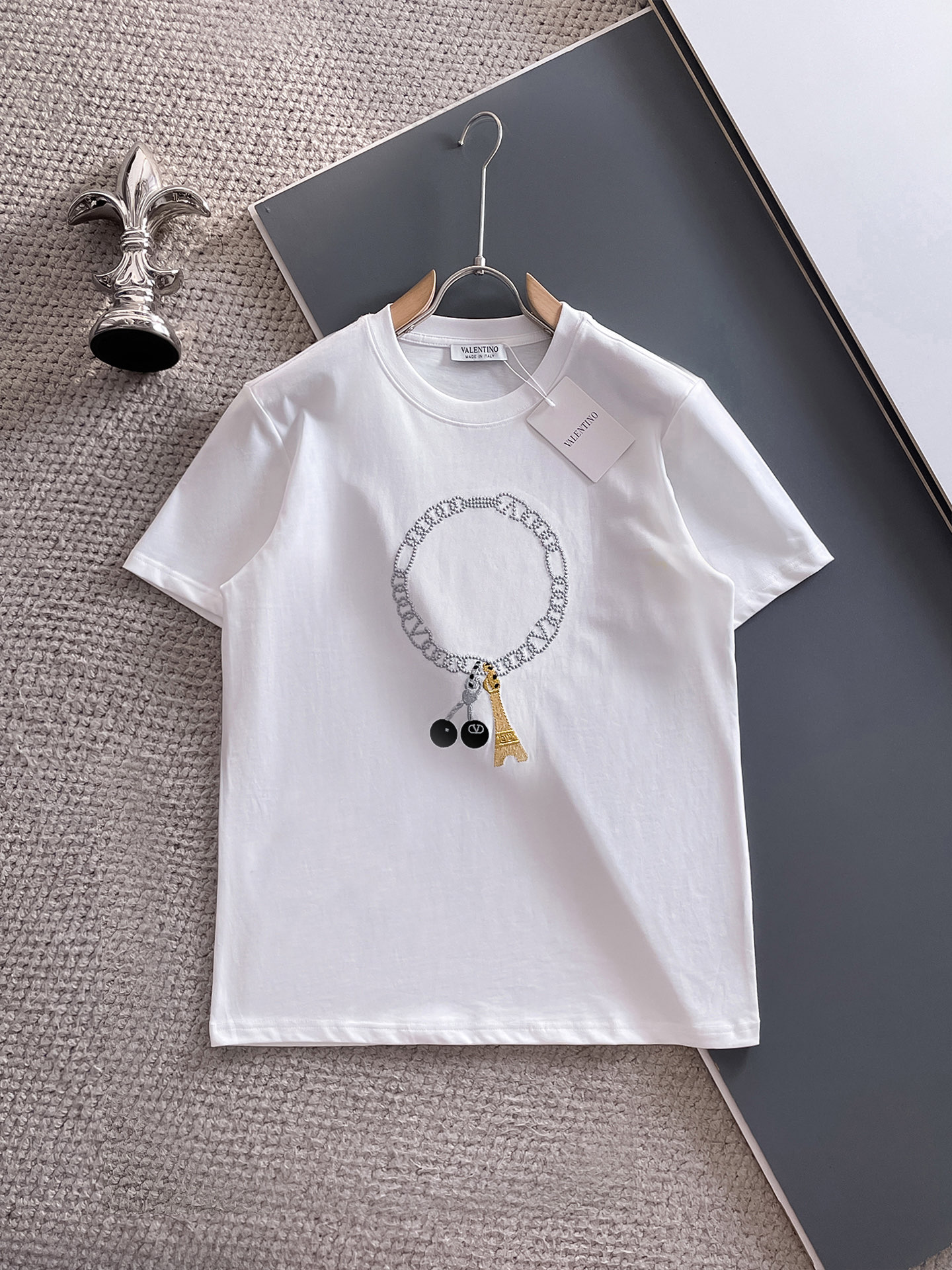 NO:492024,Valentino 25SS spring and summer new style first-time counter latest short-sleeved round neck T-shirt hand-painted high-end customization, avant-garde and fashionable design!  Brand logo heavy craft design, high-end custom fabric, soft feel, comfortable to wear, imported high-end fabrics are very delicate, the details are exquisite and exquisite, the counter-level exquisite car line, fine workmanship, extremely shaping item, any fashion can be matched with, the style is super good. The must-have item for trendy men. Color white and black Size S-XXL Size reference S-Size shoulder width 45 bust 101 length 68 M size shoulder width 46 bust 105 long 70 L size shoulder width 47 bust 109 long 72 XL size shoulder width 48 bust 113 long 74 XXL size shoulder width 49 bust 117 long 76, valentino, valentino, T-shirt,tees, t-shirt,alexander wang19860909华伦天*valentino 25SS春夏新款首发专柜最新款短袖圆领T恤 手绘高端订制 设计前卫时尚！品牌logo重工艺设计,高端定制面料,手感柔软,穿着舒适,客供进口高档面料质感非常细腻,细节工艺精湛考究,专柜级别精致车线,做工精细,塑造性极高的一款单品,任何时装都可以搭配,版型超级好 潮男必备单品 颜色白色、黑色 尺码S-XXL 尺寸参考 S码肩宽45胸围101衣长68 M码肩宽46胸围105衣长70 L码肩宽47胸围109衣长72 XL码肩宽48胸围113衣长74 XXL码肩宽49胸围117衣长76,,valentino,valentino,T-shirt,tees，t-shirt,alexander wang,Men's clothing