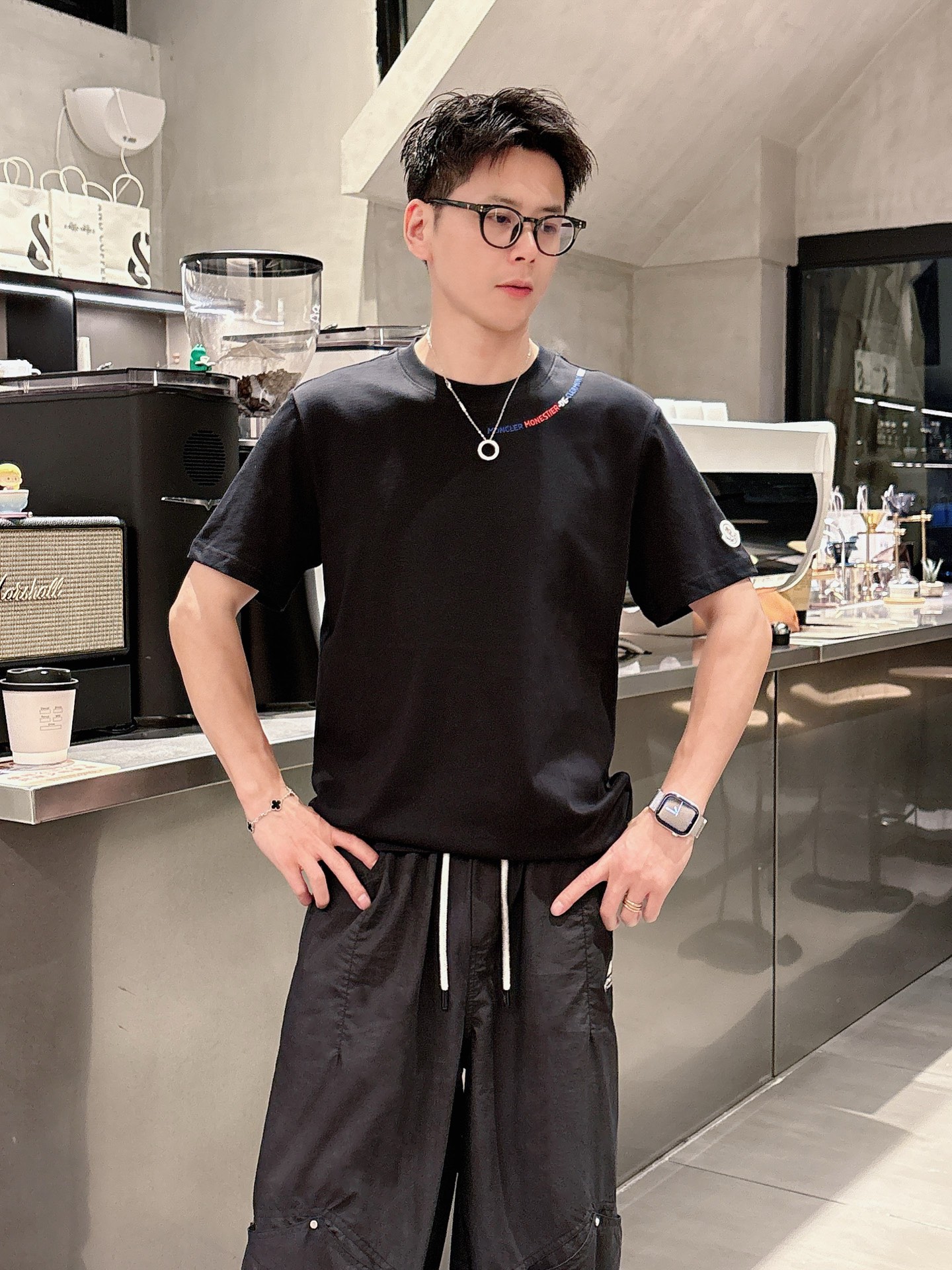 NO:476310,Moncler 25SS spring and summer new style first-time counter latest short-sleeved round-neck T-shirt, high-end customization, avant-garde and fashionable design!  Brand logo heavy craft design, high-end custom fabric, soft feel, comfortable to wear, imported high-end fabrics are very delicate, the details and craftsmanship are exquisite, the counter-level exquisite car line, fine workmanship, extremely shaping, can be matched with any fashion, super good style, a must-have item for trendy men Color white and black Size S-XXL Size reference S-Size shoulder width 45 bust 101 length 68 M-Size shoulder width 46 bust 105 long 70 L-Size shoulder width 47 bust 109 long 72 XL-Size shoulder width 48 bust 113 long 74 XXL-Size shoulder width 49 bust 117 long 76, T-shirt,tees,t-shirt,alexander wang19860909蒙*Moncler 25SS春夏新款首发专柜最新款短袖圆领T恤 高端订制 设计前卫时尚！品牌logo重工艺设计,高端定制面料,手感柔软,穿着舒适,客供进口高档面料质感非常细腻,细节工艺精湛考究,专柜级别精致车线,做工精细,塑造性极高的一款单品,任何时装都可以搭配,版型超级好,潮男必备单品 颜色白色、黑色 尺码S-XXL 尺寸参考 S码肩宽45胸围101衣长68 M码肩宽46胸围105衣长70 L码肩宽47胸围109衣长72 XL码肩宽48胸围113衣长74 XXL码肩宽49胸围117衣长76,,T-shirt,tees，t-shirt,alexander wang,Men's clothing