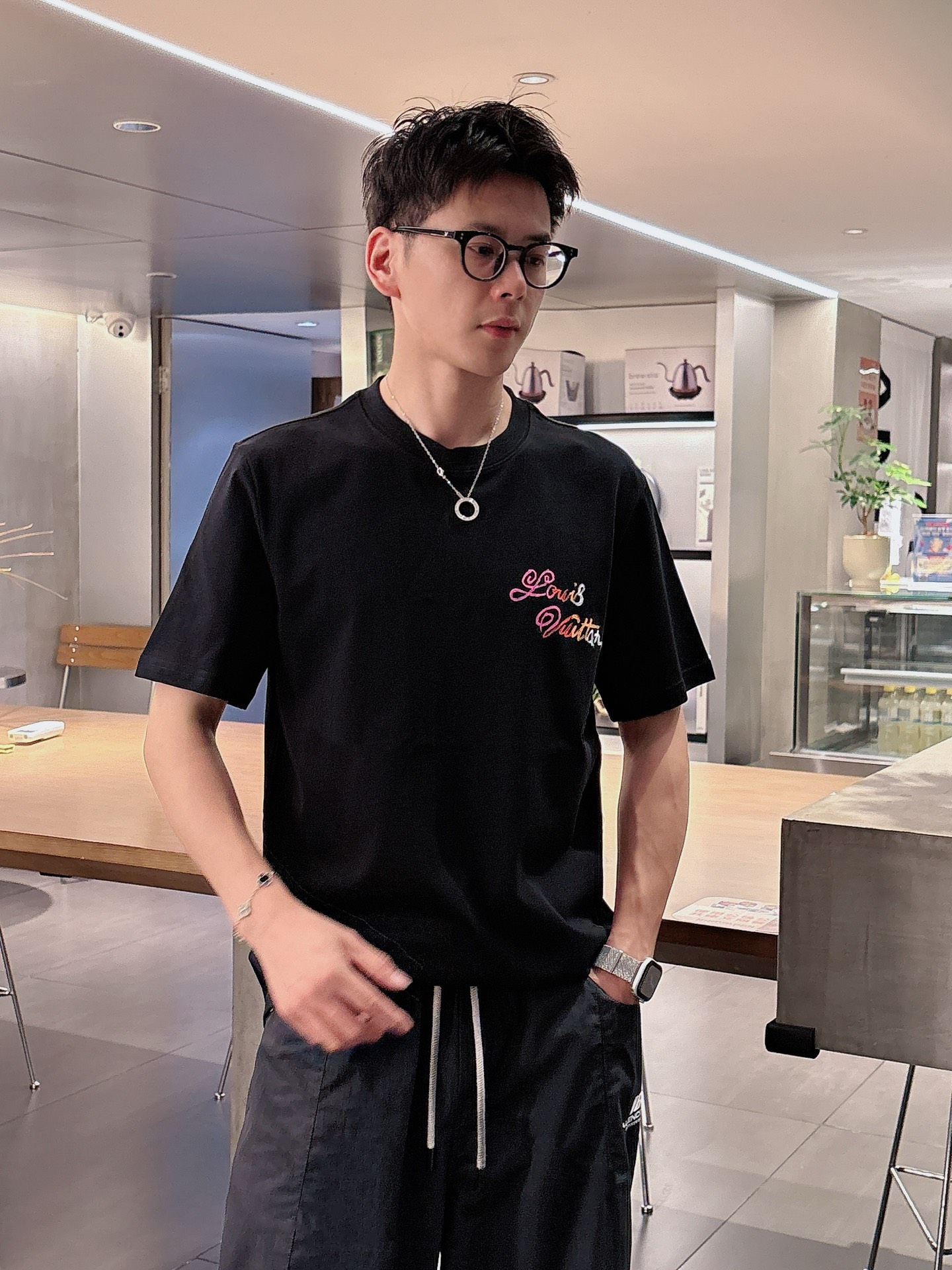 NO:476288,LouisVision*1V 25SS spring and summer new model first-time counter latest short-sleeved round neck T-shirt, hand-painted high-end customization, avant-garde and fashionable design!  Brand logo heavy craft design, high-end custom fabric, soft feel, comfortable to wear, imported high-end fabrics are very delicate, the details are exquisite and exquisite, the counter-level exquisite car line, fine workmanship, extremely shaping, can be matched with any fashion, super good style, a must-have item for trendy men Color white and black Size S-XXL Size reference S-Size shoulder width 45 bust 101 length 68 M-Size shoulder width 46 bust 105 long 70 L-Size shoulder width 47 bust 109 long 72 XL-Size shoulder width 48 bust 113 long 74 XXL-Size shoulder width 49 bust 117 long 76, louis vuitton, T-shirt,tees, t-shirt,alexander wang19860909路易威*1V 25SS春夏新款首发专柜最新款短袖圆领T恤 手绘高端订制 设计前卫时尚！品牌logo重工艺设计,高端定制面料,手感柔软,穿着舒适,客供进口高档面料质感非常细腻,细节工艺精湛考究,专柜级别精致车线,做工精细,塑造性极高的一款单品,任何时装都可以搭配,版型超级好,潮男必备单品 颜色白色、黑色 尺码S-XXL 尺寸参考 S码肩宽45胸围101衣长68 M码肩宽46胸围105衣长70 L码肩宽47胸围109衣长72 XL码肩宽48胸围113衣长74 XXL码肩宽49胸围117衣长76,,louis vuitton,T-shirt,tees，t-shirt,alexander wang,Men's clothing