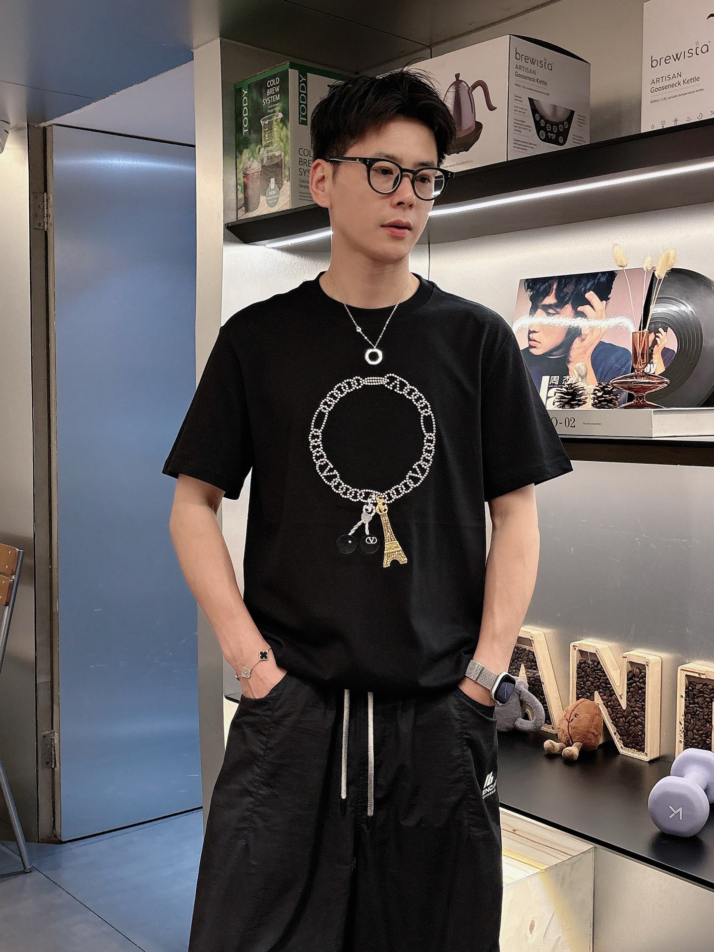 NO:463093,Valentino 25SS spring and summer new style first-time counter latest short-sleeved round-neck T-shirt, high-end customization, avant-garde and fashionable design!  Brand logo heavy craft design, high-end custom fabric, soft feel, comfortable to wear, imported high-end fabrics are very delicate, the details are exquisite and exquisite, the counter-level exquisite car line, fine workmanship, extremely shaping item, any fashion can be matched with, the style is super good. The must-have item for trendy men. Color white and black Size S-XXL Size reference S-Size shoulder width 45 bust 101 length 68 M size shoulder width 46 bust 105 long 70 L size shoulder width 47 bust 109 long 72 XL size shoulder width 48 bust 113 long 74 XXL size shoulder width 49 bust 117 long 76, valentino, valentino, T-shirt,tees, t-shirt,alexander wang19860909华伦天*valentino 25SS春夏新款首发专柜最新款短袖圆领T恤 高端订制 设计前卫时尚！品牌logo重工艺设计,高端定制面料,手感柔软,穿着舒适,客供进口高档面料质感非常细腻,细节工艺精湛考究,专柜级别精致车线,做工精细,塑造性极高的一款单品,任何时装都可以搭配,版型超级好 潮男必备单品 颜色白色、黑色 尺码S-XXL 尺寸参考 S码肩宽45胸围101衣长68 M码肩宽46胸围105衣长70 L码肩宽47胸围109衣长72 XL码肩宽48胸围113衣长74 XXL码肩宽49胸围117衣长76,,valentino,valentino,T-shirt,tees，t-shirt,alexander wang,Men's clothing