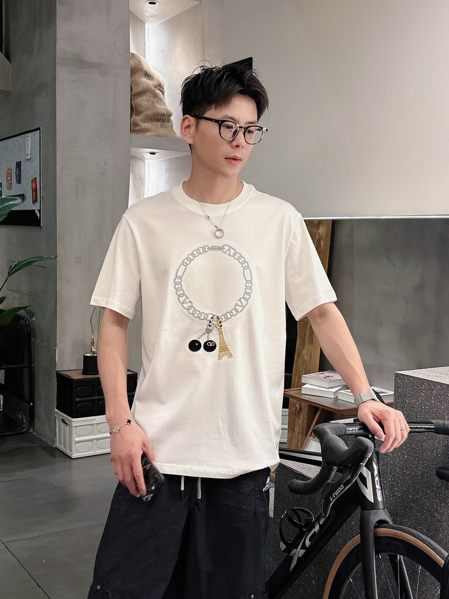 NO:463088,Valentino 25SS spring and summer new style first-time counter latest short-sleeved round neck T-shirt hand-painted high-end customization, avant-garde and fashionable design!  Brand logo heavy craft design, high-end custom fabric, soft feel, comfortable to wear, imported high-end fabrics are very delicate, the details are exquisite and exquisite, the counter-level exquisite car line, fine workmanship, extremely shaping item, any fashion can be matched with, the style is super good. The must-have item for trendy men. Color white and black Size S-XXL Size reference S-Size shoulder width 45 bust 101 length 68 M size shoulder width 46 bust 105 long 70 L size shoulder width 47 bust 109 long 72 XL size shoulder width 48 bust 113 long 74 XXL size shoulder width 49 bust 117 long 76, valentino, valentino, T-shirt,tees, t-shirt,alexander wang19860909华伦天*valentino 25SS春夏新款首发专柜最新款短袖圆领T恤 手绘高端订制 设计前卫时尚！品牌logo重工艺设计,高端定制面料,手感柔软,穿着舒适,客供进口高档面料质感非常细腻,细节工艺精湛考究,专柜级别精致车线,做工精细,塑造性极高的一款单品,任何时装都可以搭配,版型超级好 潮男必备单品 颜色白色、黑色 尺码S-XXL 尺寸参考 S码肩宽45胸围101衣长68 M码肩宽46胸围105衣长70 L码肩宽47胸围109衣长72 XL码肩宽48胸围113衣长74 XXL码肩宽49胸围117衣长76,,valentino,valentino,T-shirt,tees，t-shirt,alexander wang,Men's clothing