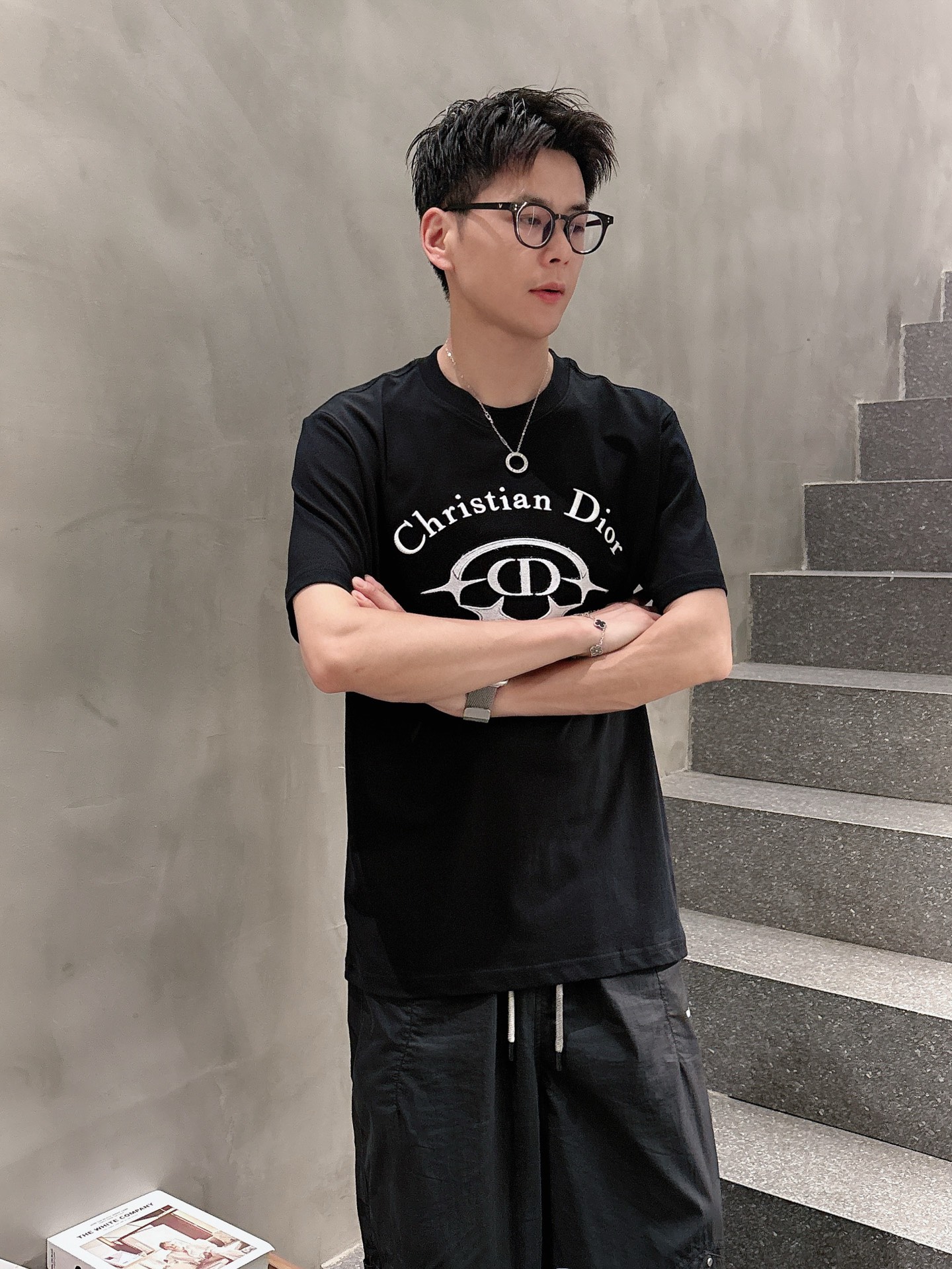 NO:463083,Di*DIOR 25SS spring and summer new style first-time counter latest short-sleeved round-neck T-shirt, high-end customization, avant-garde and fashionable design!  Brand logo heavy craft design, high-end custom fabric, soft feel, comfortable to wear, imported high-end fabrics are very delicate, the details are exquisite and exquisite, the counter-level exquisite car line, fine workmanship, extremely shaping item, any fashion can be matched with, the style is super good. A must-have item for trendy men. Color white and black Size S-XXL Size reference S-Size shoulder width 45 bust 101 length 68 M-Size shoulder width 46 bust 105 long 70 L-Size shoulder width 47 bust 109 long 72 XL-Size shoulder width 48 bust 113 long 74 XXL-Size shoulder width 49 bust 117 long 76,,dior,T-shirt,tees,t-shirt,alexander wang19860909迪*DIOR 25SS春夏新款首发专柜最新款短袖圆领T恤 高端订制 设计前卫时尚！品牌logo重工艺设计,高端定制面料,手感柔软,穿着舒适,客供进口高档面料质感非常细腻,细节工艺精湛考究,专柜级别精致车线,做工精细,塑造性极高的一款单品,任何时装都可以搭配,版型超级好 潮男必备单品 颜色白色、黑色 尺码S-XXL 尺寸参考 S码肩宽45胸围101衣长68 M码肩宽46胸围105衣长70 L码肩宽47胸围109衣长72 XL码肩宽48胸围113衣长74 XXL码肩宽49胸围117衣长76,,dior,T-shirt,tees，t-shirt,alexander wang,Men's clothing