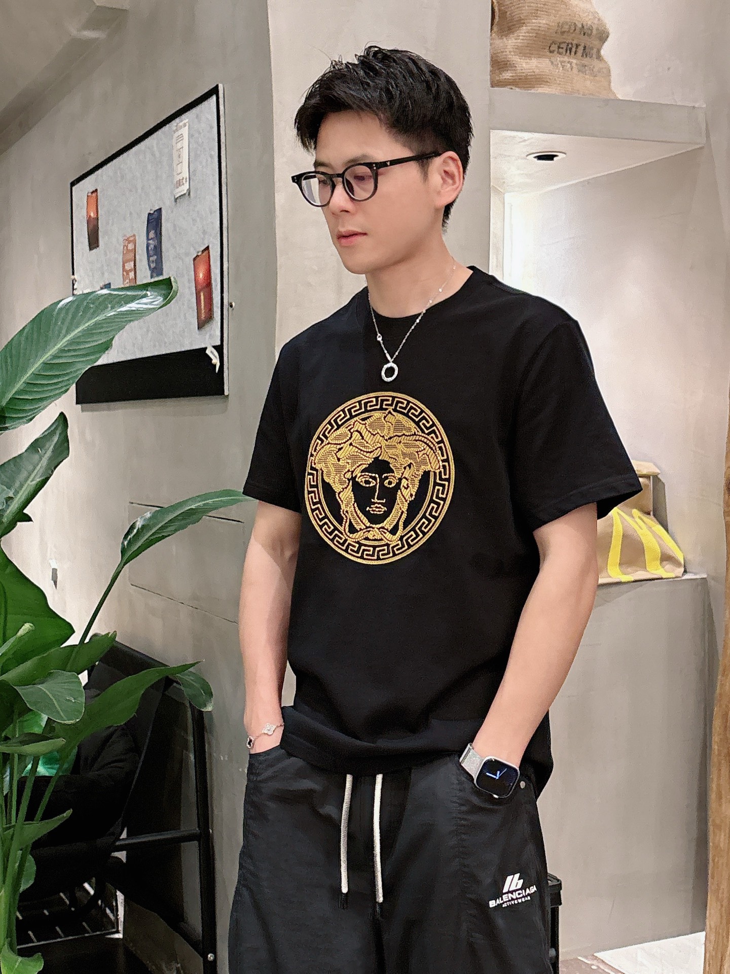 NO:463076,Versace 25SS spring and summer new style first-time counter latest short-sleeved round-neck T-shirt, high-end customization, avant-garde and fashionable design!  Brand logo heavy craft design, high-end custom fabric, soft feel, comfortable to wear, imported high-end fabrics are very delicate, the details are exquisite and exquisite, the counter-level exquisite car line, fine workmanship, extremely shaping item, any fashion can be matched with, the style is super good, the must-have item for trendy men Color white and black Size S-XXL Size reference S-Size shoulder width 45 bust 101 length 68 M-Size shoulder width 46 bust 105 long 70 L-Size shoulder width 47 bust 109 long 72 XL-Size shoulder width 48 bust 113 long 74 XXL-Size shoulder width 49 bust 117 long 76, versace, versace, T-shirt,tees, t-shirt,alexander wang19860909范思*Versace 25SS春夏新款首发专柜最新款短袖圆领T恤 高端订制 设计前卫时尚！品牌logo重工艺设计,高端定制面料,手感柔软,穿着舒适,客供进口高档面料质感非常细腻,细节工艺精湛考究,专柜级别精致车线,做工精细,塑造性极高的一款单品,任何时装都可以搭配,版型超级好,潮男必备单品 颜色白色、黑色 尺码S-XXL 尺寸参考 S码肩宽45胸围101衣长68 M码肩宽46胸围105衣长70 L码肩宽47胸围109衣长72 XL码肩宽48胸围113衣长74 XXL码肩宽49胸围117衣长76,,versace,versace,T-shirt,tees，t-shirt,alexander wang,Men's clothing