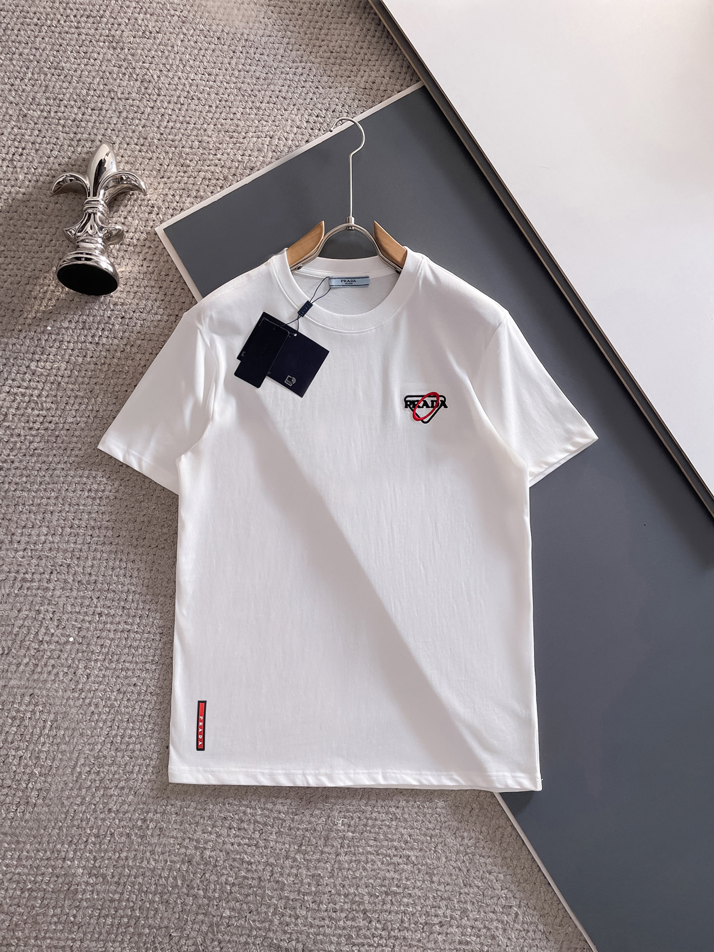 NO:491985,Prada 25SS spring and summer new style first-time counter latest short-sleeved round-neck T-shirt, high-end customization, avant-garde and fashionable design!  Brand logo heavy craft design, high-end custom fabric, soft feel, comfortable to wear, imported high-end fabrics are very delicate, the details are exquisite and exquisite, the counter-level exquisite car line, fine workmanship, extremely shaping item, any fashion can be matched with, the style is super good. The must-have item for trendy men. Color white and black Size S-XXL Size reference S-Size shoulder width 45 bust 101 length 68 M size shoulder width 46 bust 105 long 70 L size shoulder width 47 bust 109 long 72 XL size shoulder width 48 bust 113 long 74 XXL size shoulder width 49 bust 117 long 76, prada, prada, T-shirt,tees, t-shirt,alexander wang19860909普拉*Prada 25SS春夏新款首发专柜最新款短袖圆领T恤 高端订制 设计前卫时尚！品牌logo重工艺设计,高端定制面料,手感柔软,穿着舒适,客供进口高档面料质感非常细腻,细节工艺精湛考究,专柜级别精致车线,做工精细,塑造性极高的一款单品,任何时装都可以搭配,版型超级好 潮男必备单品 颜色白色、黑色 尺码S-XXL 尺寸参考 S码肩宽45胸围101衣长68 M码肩宽46胸围105衣长70 L码肩宽47胸围109衣长72 XL码肩宽48胸围113衣长74 XXL码肩宽49胸围117衣长76,,prada,prada,T-shirt,tees，t-shirt,alexander wang,Men's clothing