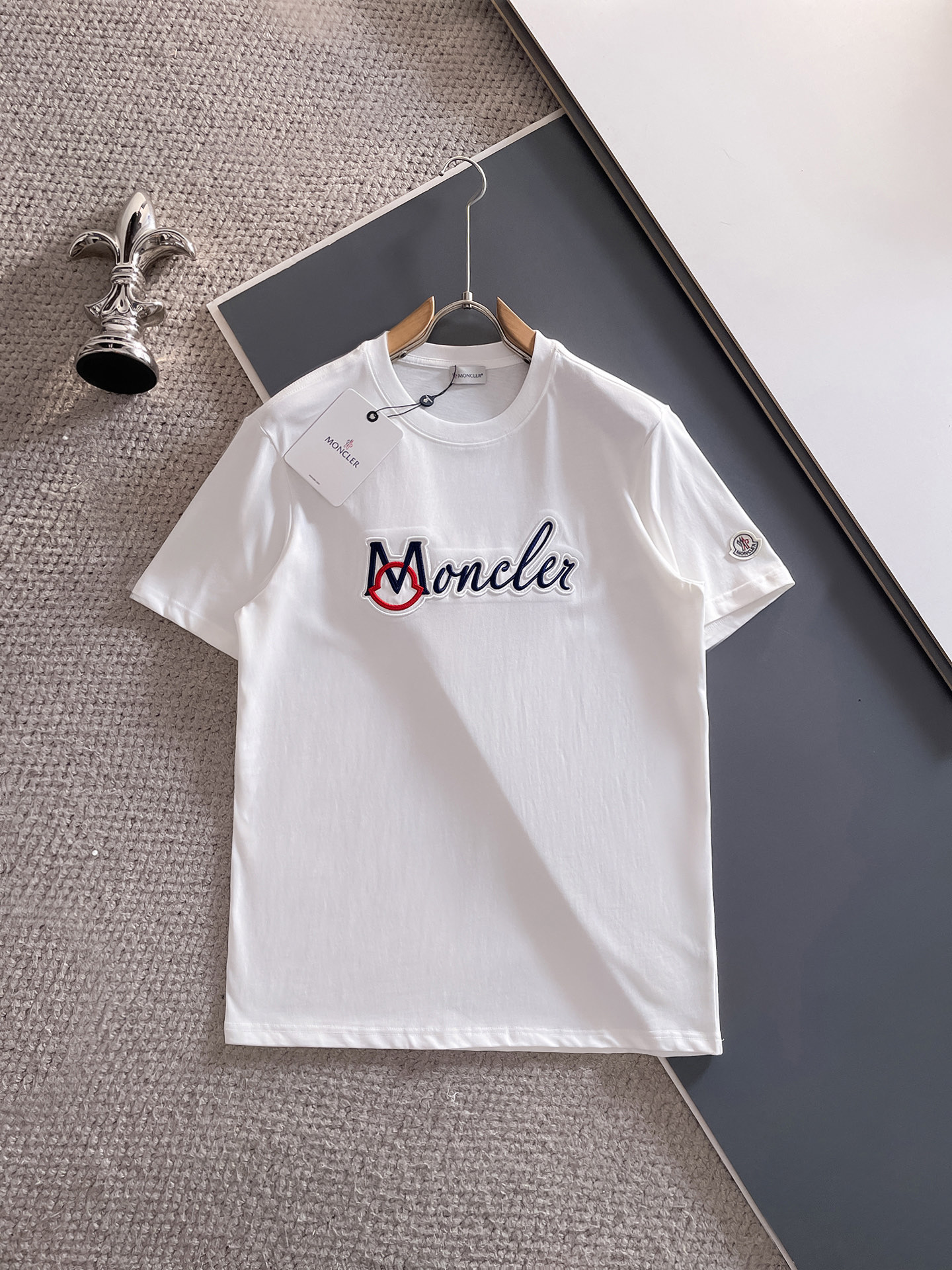 NO:491977,Moncler 25SS spring and summer new style first-time counter latest short-sleeved round-neck T-shirt, high-end customization, avant-garde and fashionable design!  Brand logo heavy craft design, high-end custom fabric, soft feel, comfortable to wear, imported high-end fabrics are very delicate, the details are exquisite and exquisite, the counter-level exquisite car line, fine workmanship, extremely shaping item, can be matched with any fashion, super good style, must-have items for trendy men, color white and black Size S-XXL Size reference S-Size shoulder width 45 bust 101 length 68 M-Size shoulder width 46 bust 105 long 70 L-Size shoulder width 47 bust 109 long 72 XL-Size shoulder width 48 bust 113 long 74 XXL-Size shoulder width 49 bust 117 long 76, T-shirt,tees,t-shirt,alexander wang19860909蒙*Moncler 25SS春夏新款首发专柜最新款短袖圆领T恤 高端订制 设计前卫时尚！品牌logo重工艺设计,高端定制面料,手感柔软,穿着舒适,客供进口高档面料质感非常细腻,细节工艺精湛考究,专柜级别精致车线,做工精细,塑造性极高的一款单品,任何时装都可以搭配,版型超级好 潮男必备单品 颜色白色、黑色 尺码S-XXL 尺寸参考 S码肩宽45胸围101衣长68 M码肩宽46胸围105衣长70 L码肩宽47胸围109衣长72 XL码肩宽48胸围113衣长74 XXL码肩宽49胸围117衣长76,,T-shirt,tees，t-shirt,alexander wang,Men's clothing