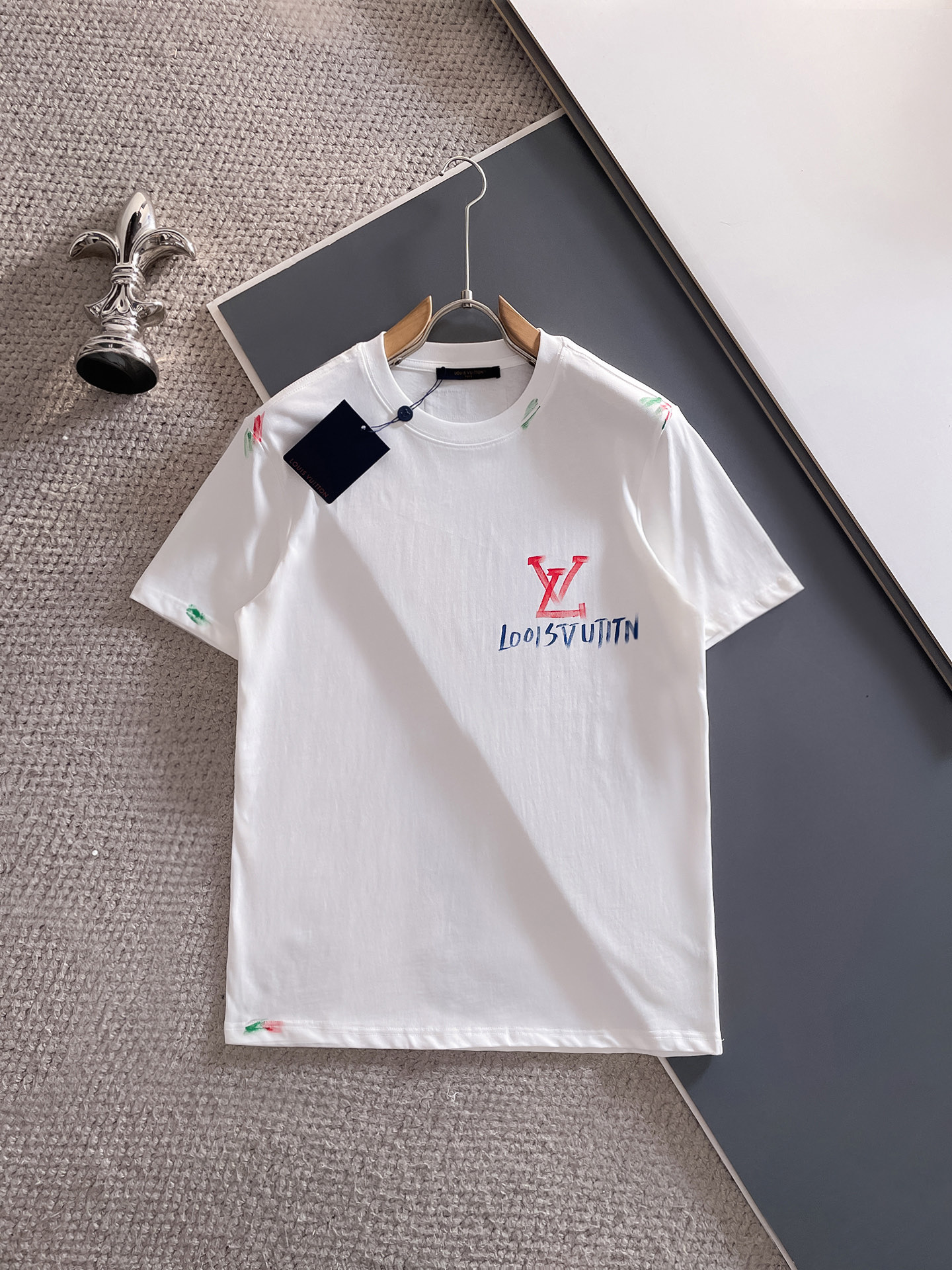 NO:491968,LouisVision*1V 25SS spring and summer new model first-time counter latest short-sleeved round neck T-shirt, hand-painted high-end customization, avant-garde and fashionable design!  Brand logo heavy craft design, high-end custom fabric, soft feel, comfortable to wear, imported high-end fabrics are very delicate, the details are exquisite and exquisite, the counter-level exquisite car line, fine workmanship, extremely shaping item, any fashion can be matched with, the style is super good. The must-have item for trendy men. Color white and black Size S-XXL Size reference S-Size shoulder width 45 bust 101 length 68 M size shoulder width 46 bust 105 long 70 L size shoulder width 47 bust 109 long 72 XL size shoulder width 48 bust 113 long 74 XXL size shoulder width 49 bust 117 long 76, louis vuitton, T-shirt,tees, t-shirt,alexander wang19860909路易威*1V 25SS春夏新款首发专柜最新款短袖圆领T恤 手绘高端订制 设计前卫时尚！品牌logo重工艺设计,高端定制面料,手感柔软,穿着舒适,客供进口高档面料质感非常细腻,细节工艺精湛考究,专柜级别精致车线,做工精细,塑造性极高的一款单品,任何时装都可以搭配,版型超级好 潮男必备单品 颜色白色、黑色 尺码S-XXL 尺寸参考 S码肩宽45胸围101衣长68 M码肩宽46胸围105衣长70 L码肩宽47胸围109衣长72 XL码肩宽48胸围113衣长74 XXL码肩宽49胸围117衣长76,,louis vuitton,T-shirt,tees，t-shirt,alexander wang,Men's clothing