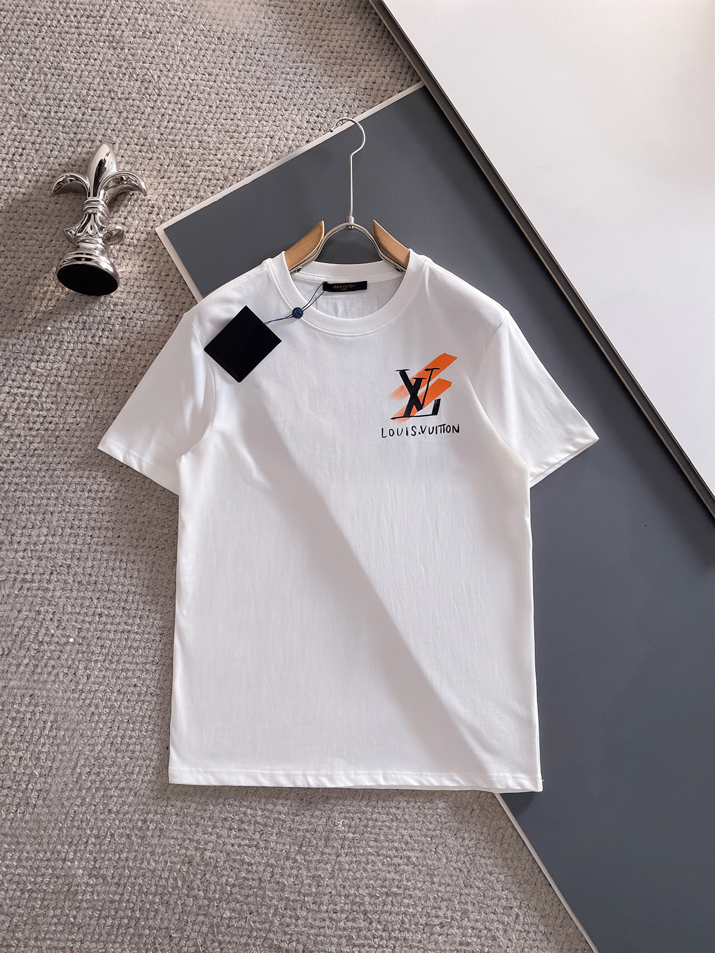 NO:491984,LouisVision*1V 25SS spring and summer new model first-time counter latest short-sleeved round neck T-shirt, hand-painted high-end customization, avant-garde and fashionable design!  Brand logo heavy craft design, high-end custom fabric, soft feel, comfortable to wear, imported high-end fabrics are very delicate, the details are exquisite and exquisite, the counter-level exquisite car line, fine workmanship, extremely shaping item, any fashion can be matched with, the style is super good. The must-have item for trendy men. Color white and black Size S-XXL Size reference S-Size shoulder width 45 bust 101 length 68 M size shoulder width 46 bust 105 long 70 L size shoulder width 47 bust 109 long 72 XL size shoulder width 48 bust 113 long 74 XXL size shoulder width 49 bust 117 long 76, louis vuitton, T-shirt,tees, t-shirt,alexander wang19860909路易威*1V 25SS春夏新款首发专柜最新款短袖圆领T恤 手绘高端订制 设计前卫时尚！品牌logo重工艺设计,高端定制面料,手感柔软,穿着舒适,客供进口高档面料质感非常细腻,细节工艺精湛考究,专柜级别精致车线,做工精细,塑造性极高的一款单品,任何时装都可以搭配,版型超级好 潮男必备单品 颜色白色、黑色 尺码S-XXL 尺寸参考 S码肩宽45胸围101衣长68 M码肩宽46胸围105衣长70 L码肩宽47胸围109衣长72 XL码肩宽48胸围113衣长74 XXL码肩宽49胸围117衣长76,,louis vuitton,T-shirt,tees，t-shirt,alexander wang,Men's clothing