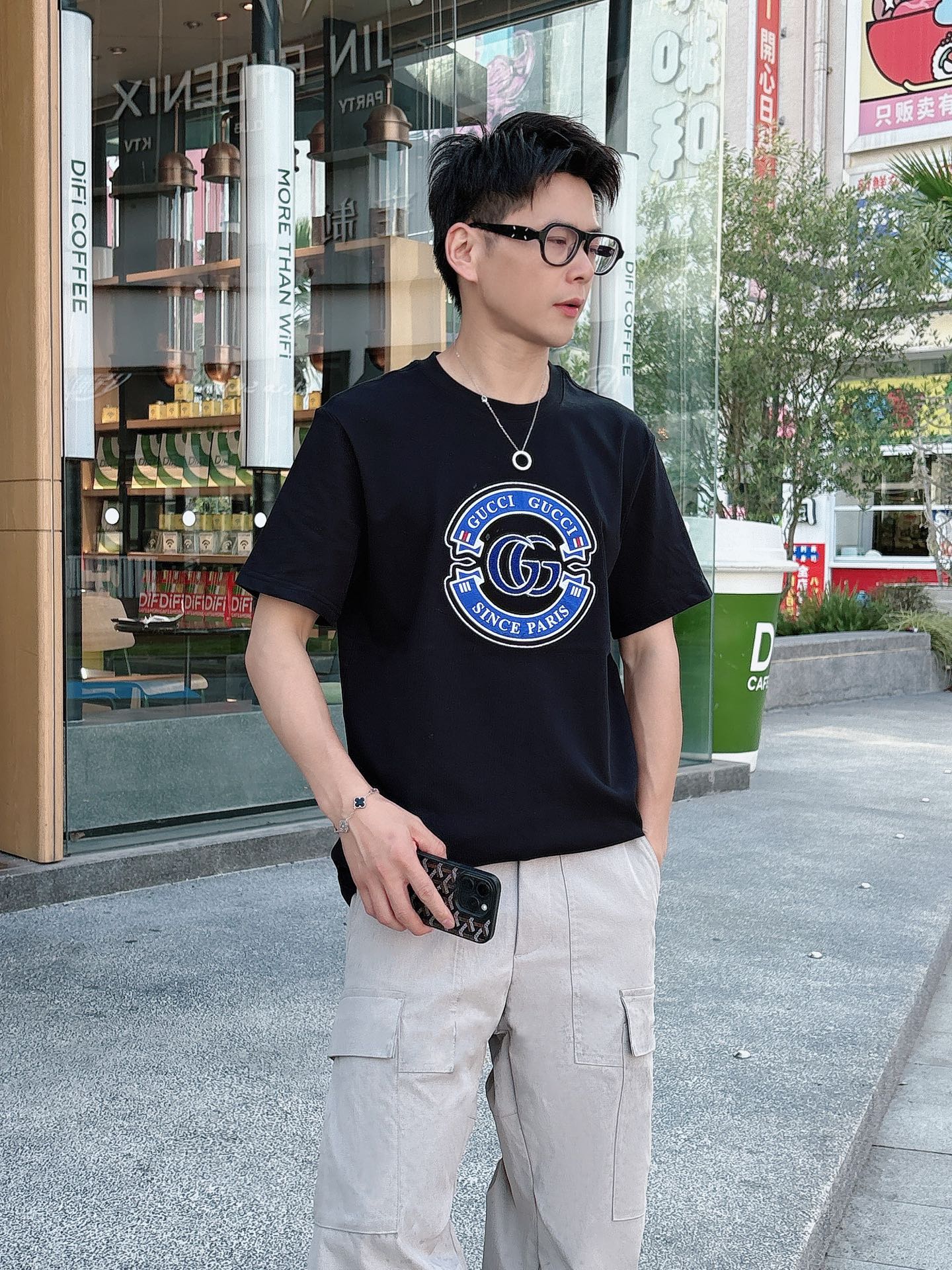 NO:476316,Gucci 25SS spring and summer new style first-time counter latest short-sleeved round-neck T-shirt, high-end customization, avant-garde and fashionable design!  Brand logo heavy craft design, high-end custom fabric, soft feel, comfortable to wear, imported high-end fabrics are very delicate texture, exquisite details and exquisite craftsmanship, exquisite counter-level car line, fine workmanship, extremely shaping item, can be matched with any fashion, super good style, a must-have item for trendy men Color white and black Size S-XXL Size reference S-Size shoulder width 45 bust 101 length 68 M-Size shoulder width 46 bust 105 long 70 L-Size shoulder width 47 bust 109 long 72 XL-Size shoulder width 48 bust 113 long 74 XXL-Size shoulder width 49 bust 117 long 76, gucci, T-shirt,tees, t-shirt,alexander wang19860909古*Gucci 25SS春夏新款首发专柜最新款短袖圆领T恤 高端订制 设计前卫时尚！品牌logo重工艺设计,高端定制面料,手感柔软,穿着舒适,客供进口高档面料质感非常细腻,细节工艺精湛考究,专柜级别精致车线,做工精细,塑造性极高的一款单品,任何时装都可以搭配,版型超级好,潮男必备单品 颜色白色、黑色 尺码S-XXL 尺寸参考 S码肩宽45胸围101衣长68 M码肩宽46胸围105衣长70 L码肩宽47胸围109衣长72 XL码肩宽48胸围113衣长74 XXL码肩宽49胸围117衣长76,,gucci,T-shirt,tees，t-shirt,alexander wang,Men's clothing