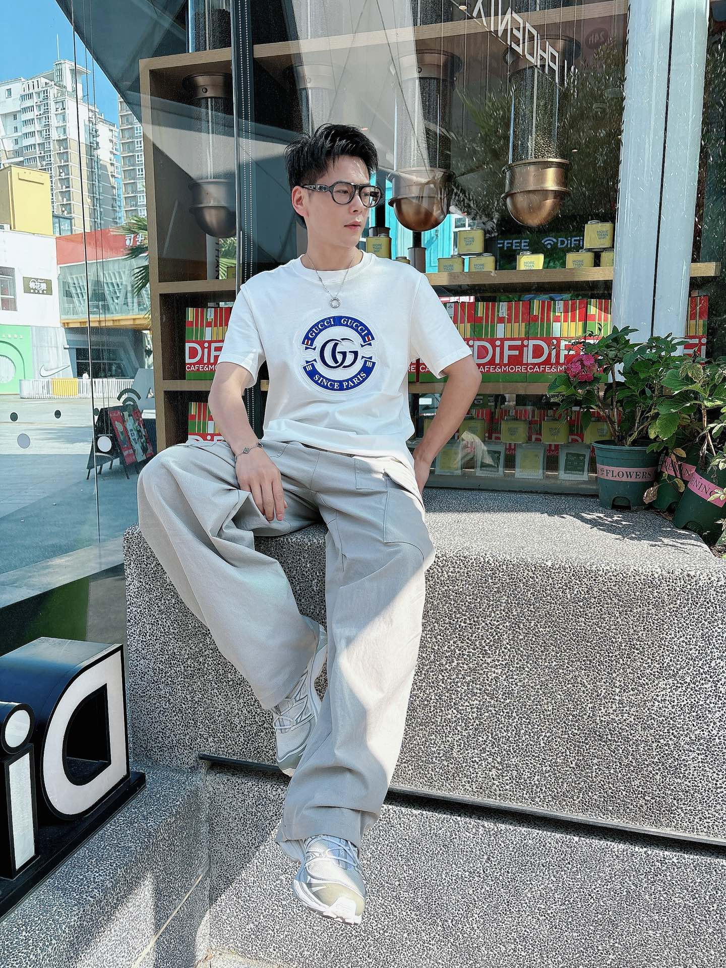 NO:413393,Gucci 25ss Spring and Summer New First-Open Counter Latest Short Sleeve Round Neck T-shirt High-end Customized Design Avant-garde and Fashionable!  Brand logo heavy craft design High-end customized 240g fabric. Soft feel and comfortable to wear. Premium car line with counter level. Black and white. S-2XL, gucci, T-shirt, tees, t-shirt, alexander wang19860909古*Gucci 25ss春夏新款首发专柜最新款短袖圆领T恤 高端订制 设计前卫时尚！品牌logo重工艺设计 高端定制240克面料.手感柔软.穿着舒适.专柜级别精致车线.颜色黑色.白色.码数S-2XL,,gucci,T-shirt,tees，t-shirt,alexander wang,Men's clothing