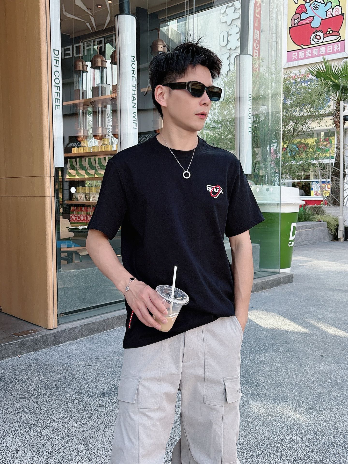 NO:476307,Prada 25SS spring and summer new style first-time counter latest short-sleeved round-neck T-shirt, high-end customization, avant-garde and fashionable design!  Brand logo heavy craft design, high-end custom fabric, soft feel, comfortable to wear, imported high-end fabrics are very delicate, the details are exquisite and exquisite, the counter-level exquisite car line, fine workmanship, extremely shaping item, can be matched with any fashion, super good style, trendy men's essential items Color white and black Size S-XXL Size reference S-Size shoulder width 45 bust 101 length 68 M-Size shoulder width 46 bust 105 long 70 L-Size shoulder width 47 bust 109 long 72 XL-Size shoulder width 48 bust 113 long 74 XXL-Size shoulder width 49 bust 117 long 76, prada, prada, T-shirt,tees, t-shirt,alexander wang19860909普拉*Prada 25SS春夏新款首发专柜最新款短袖圆领T恤 高端订制 设计前卫时尚！品牌logo重工艺设计,高端定制面料,手感柔软,穿着舒适,客供进口高档面料质感非常细腻,细节工艺精湛考究,专柜级别精致车线,做工精细,塑造性极高的一款单品,任何时装都可以搭配,版型超级好,潮男必备单品 颜色白色、黑色 尺码S-XXL 尺寸参考 S码肩宽45胸围101衣长68 M码肩宽46胸围105衣长70 L码肩宽47胸围109衣长72 XL码肩宽48胸围113衣长74 XXL码肩宽49胸围117衣长76,,prada,prada,T-shirt,tees，t-shirt,alexander wang,Men's clothing