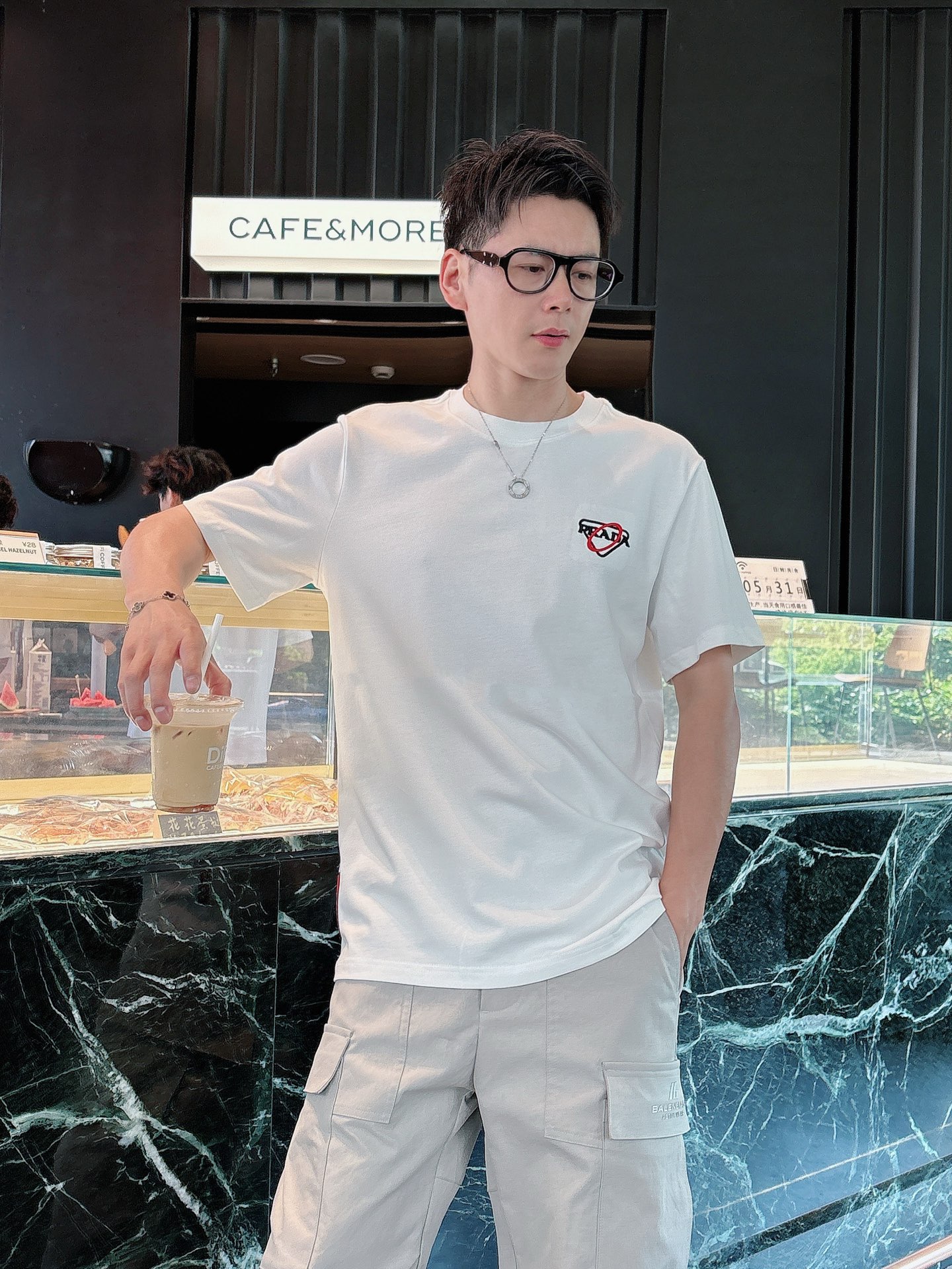 NO:413384,Prada 25ss Spring and Summer New First-Open Counter Latest Short Sleeve Round Neck T-shirt High-end Customized Design Avant-garde and Fashionable!  Brand logo heavy craft design High-end customized 240g fabric. Soft feel and comfortable to wear. Premium car line with counter level. Black and white. S-2XL, prada, prada, T-shirt, tees, t-shirt, alexander wang19860909普拉*Prada 25ss春夏新款首发专柜最新款短袖圆领T恤 高端订制 设计前卫时尚！品牌logo重工艺设计 高端定制240克面料.手感柔软.穿着舒适.专柜级别精致车线.颜色黑色.白色.码数S-2XL,,prada,prada,T-shirt,tees，t-shirt,alexander wang,Men's clothing