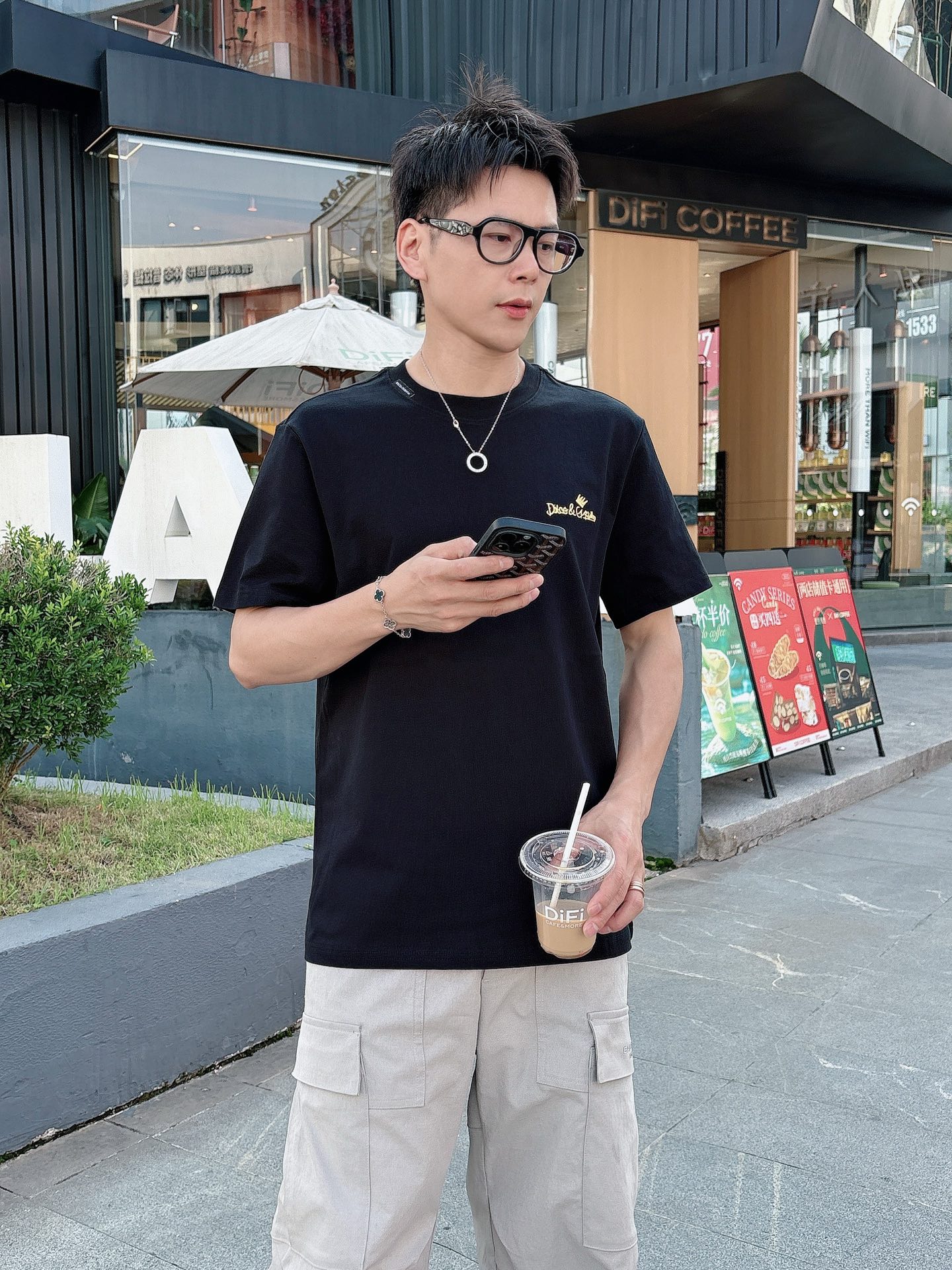 NO:476322,Dolce & Gabban*D&G 25SS spring and summer new style first-time counter latest short-sleeved round-neck T-shirt, high-end customization, avant-garde and fashionable design!  Brand logo heavy craft design, high-end custom fabric, soft feel, comfortable to wear, imported high-end fabrics are very delicate in texture, exquisite details and exquisite craftsmanship, exquisite counter-level car lines, fine workmanship, extremely shaping items, can be matched with any fashion, super good style, must-have items for trendy men, color white and black Size S-XXL Size reference S-Size shoulder width 45 bust 101 length 68 M size shoulder width 46 bust 105 long 70 L size shoulder width 47 bust 109 long 72 XL size shoulder width 48 bust 113 long 74 XXL size shoulder width 49 bust 117 long 76, Dolce & Gabbana, Dolce & Gabbana, T-shirt,tees, t-shirt,alexander wang19860909杜嘉班*D&G 25SS春夏新款首发专柜最新款短袖圆领T恤 高端订制 设计前卫时尚！品牌logo重工艺设计,高端定制面料,手感柔软,穿着舒适,客供进口高档面料质感非常细腻,细节工艺精湛考究,专柜级别精致车线,做工精细,塑造性极高的一款单品,任何时装都可以搭配,版型超级好 潮男必备单品 颜色白色、黑色 尺码S-XXL 尺寸参考 S码肩宽45胸围101衣长68 M码肩宽46胸围105衣长70 L码肩宽47胸围109衣长72 XL码肩宽48胸围113衣长74 XXL码肩宽49胸围117衣长76,,Dolce&Gabbana,Dolce&Gabbana,T-shirt,tees，t-shirt,alexander wang,Men's clothing